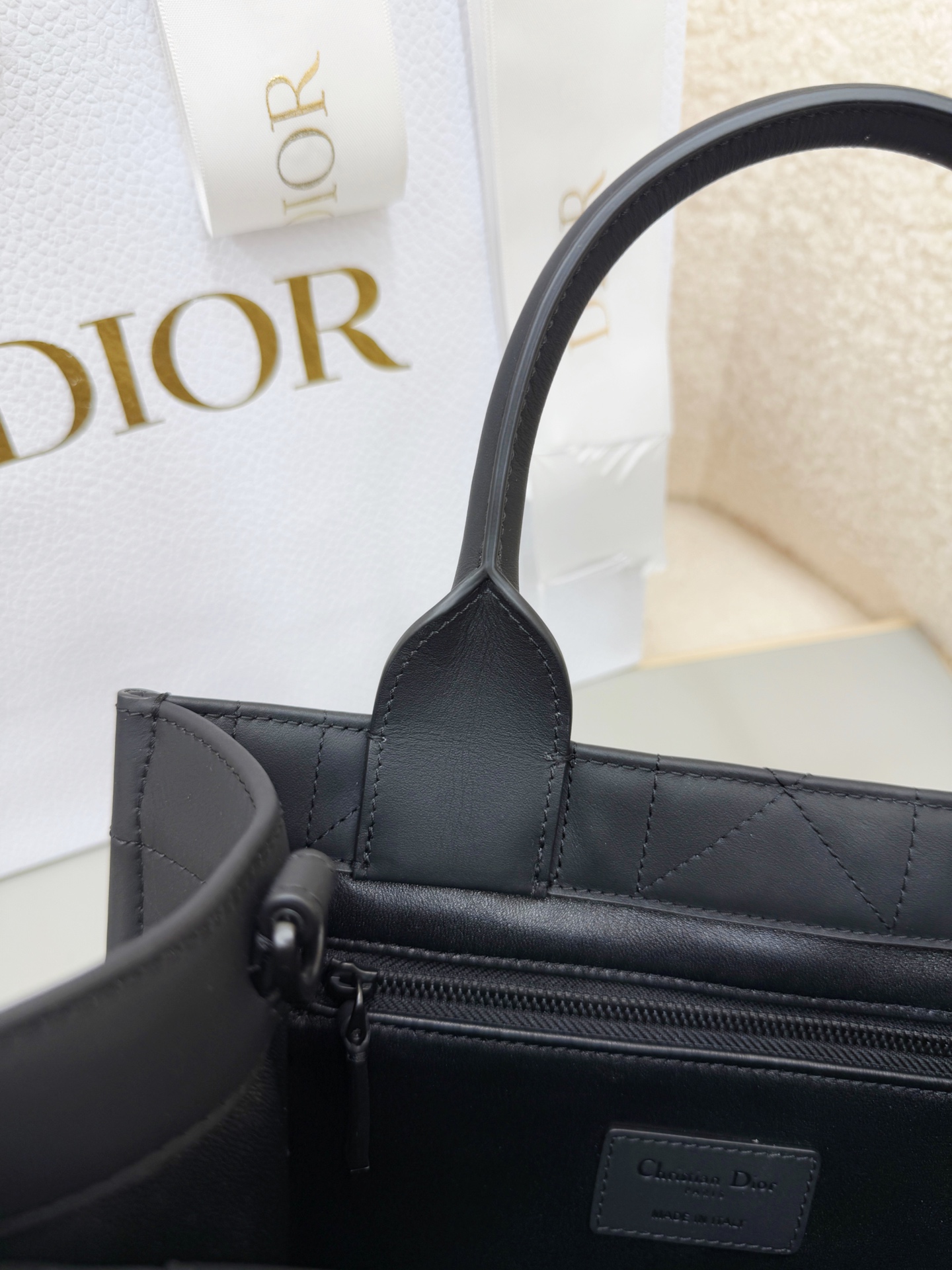 Dior 高仿Lady D-Joy黑色手提包 緞面質感附飾結 優雅造型| 9 Dior 高仿Lady D-Joy黑色手提包 緞面質感附飾結 優雅造型