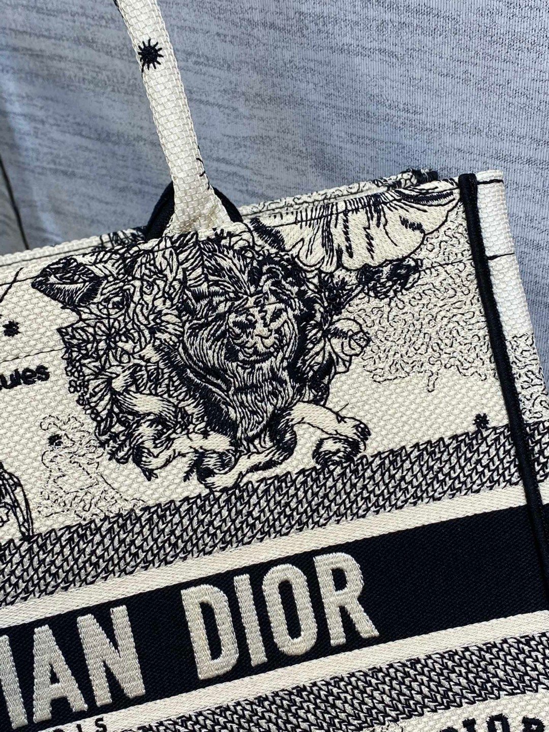 Dior 高仿Book Tote星座獸紋大號托特包 神話系列限量款| 13 Dior 高仿Book Tote星座獸紋大號托特包 神話系列限量款