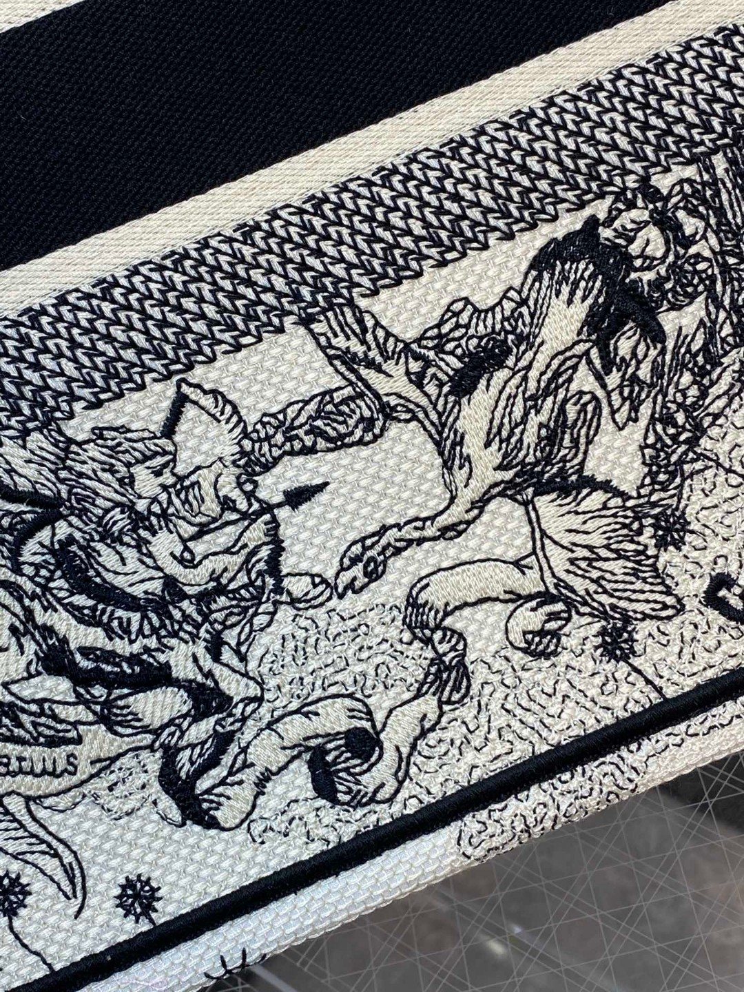 Dior 高仿Book Tote星座獸紋大號托特包 神話系列限量款| 11 Dior 高仿Book Tote星座獸紋大號托特包 神話系列限量款