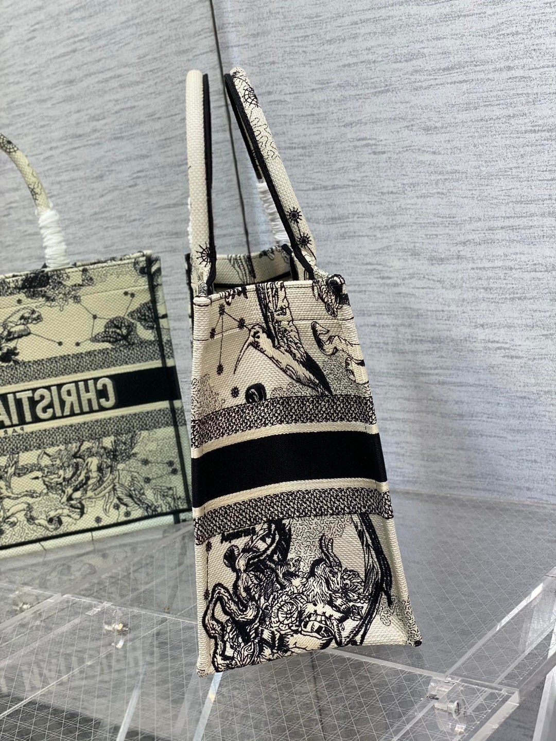 Dior 高仿Book Tote星座獸紋大號托特包 神話系列限量款| 10 Dior 高仿Book Tote星座獸紋大號托特包 神話系列限量款