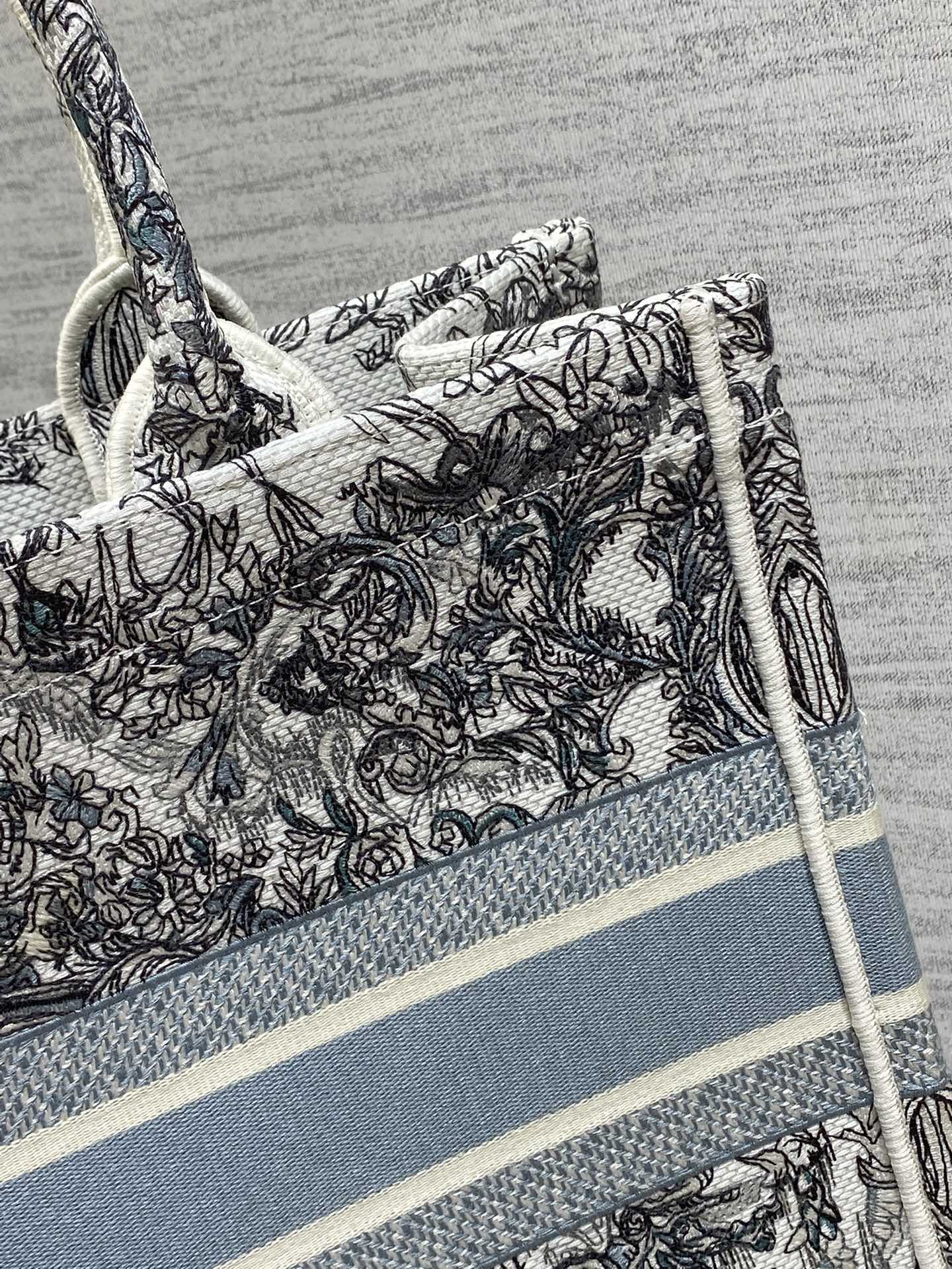 Dior 一比一Book Tote大號托特包 藍白花紋織布設計| 11 Dior 一比一Book Tote大號托特包 藍白花紋織布設計