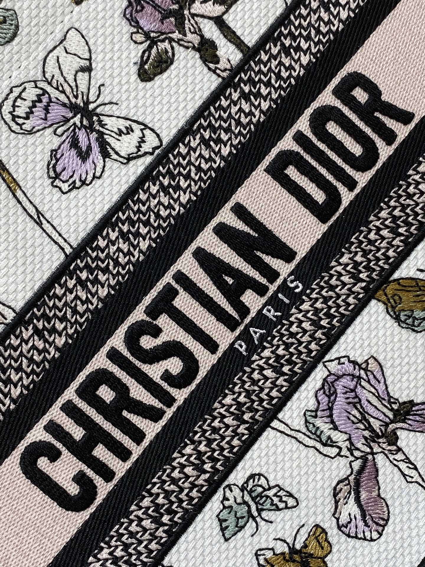 Dior 高仿Book Tote花卉小號托特包 夢幻蝴蝶刺繡設計女款| 14 Dior 高仿Book Tote花卉小號托特包 夢幻蝴蝶刺繡設計女款