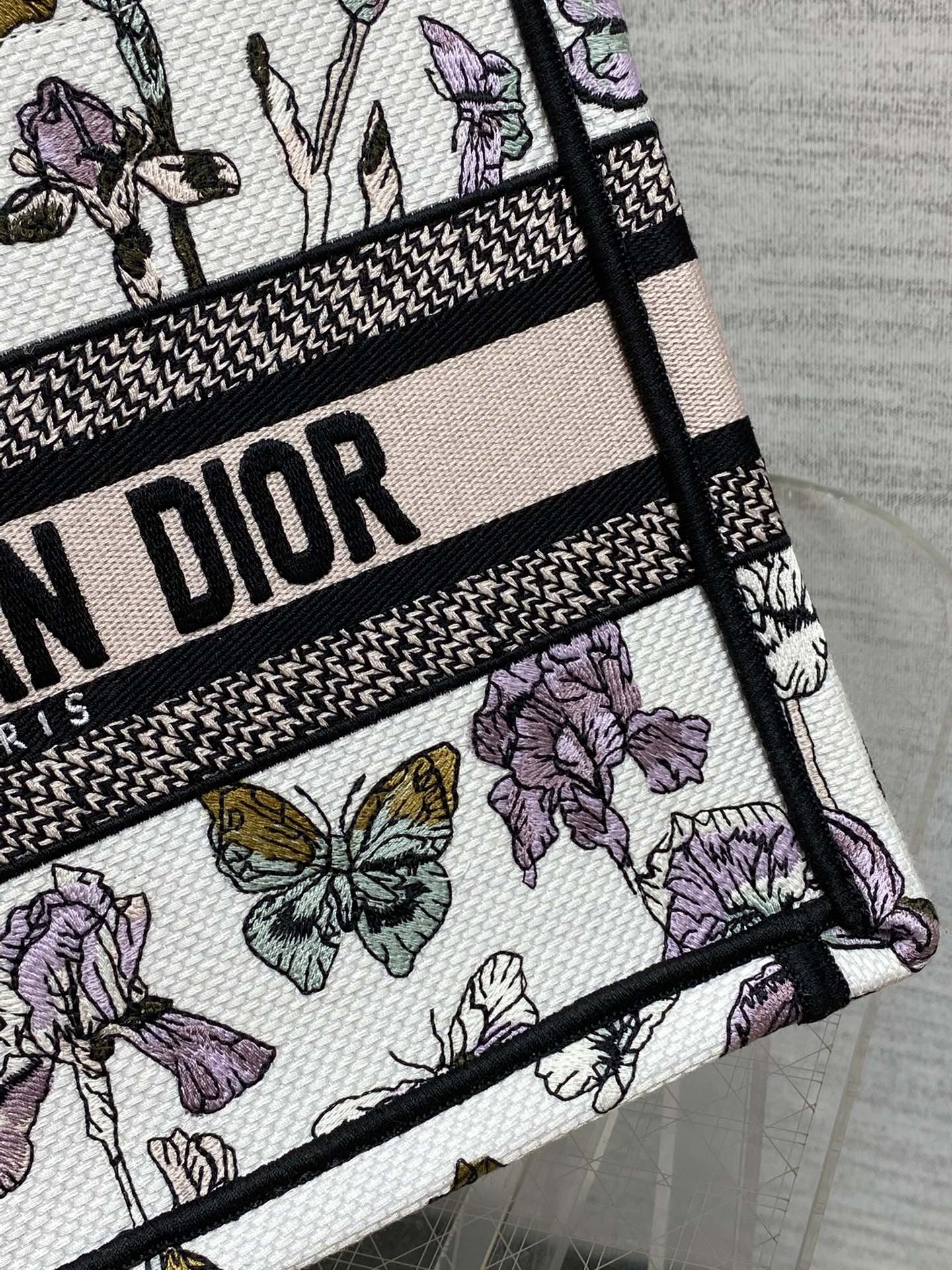 Dior 高仿Book Tote花卉小號托特包 夢幻蝴蝶刺繡設計女款| 13 Dior 高仿Book Tote花卉小號托特包 夢幻蝴蝶刺繡設計女款