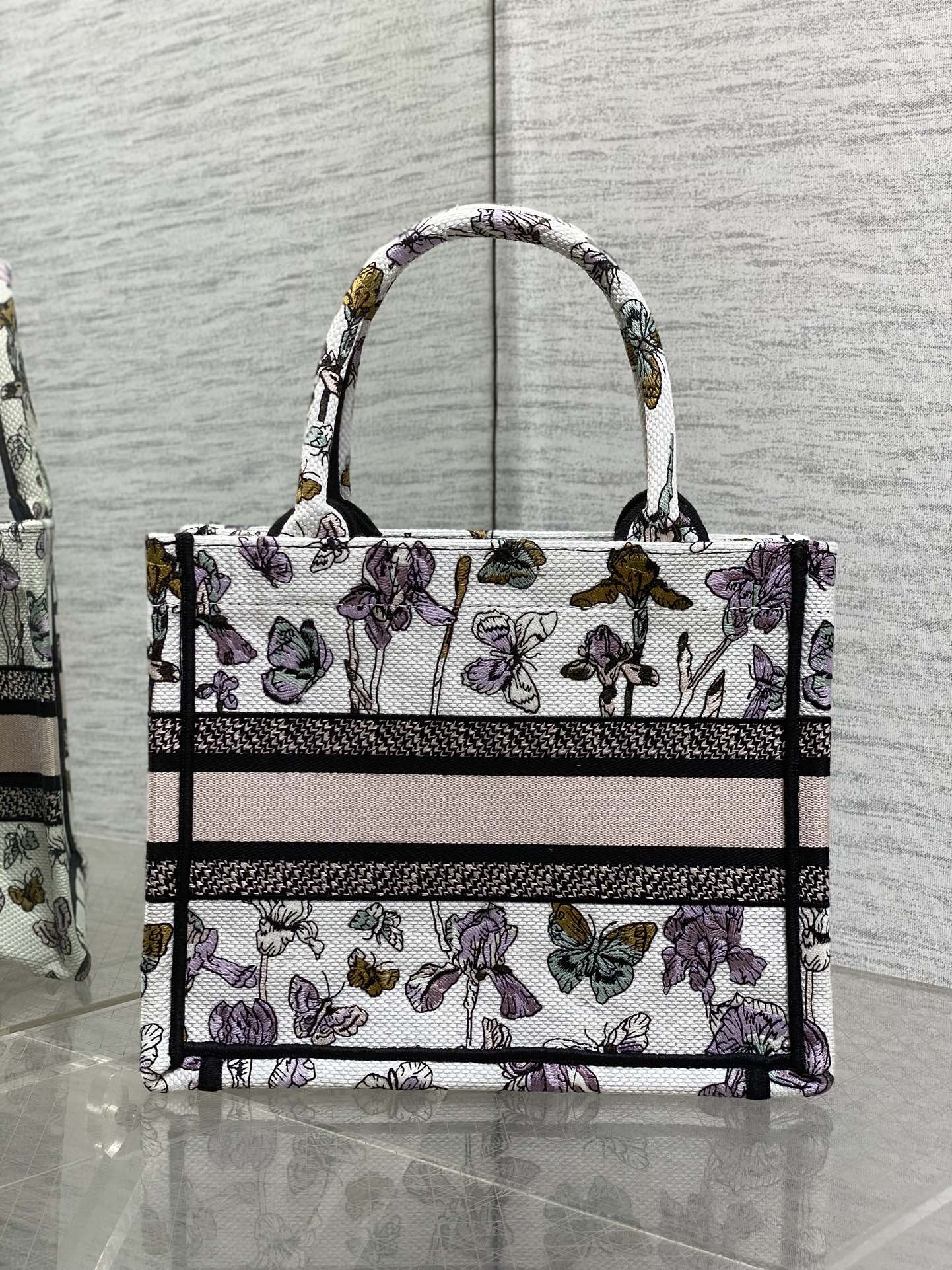 Dior 高仿Book Tote花卉小號托特包 夢幻蝴蝶刺繡設計女款| 12 Dior 高仿Book Tote花卉小號托特包 夢幻蝴蝶刺繡設計女款