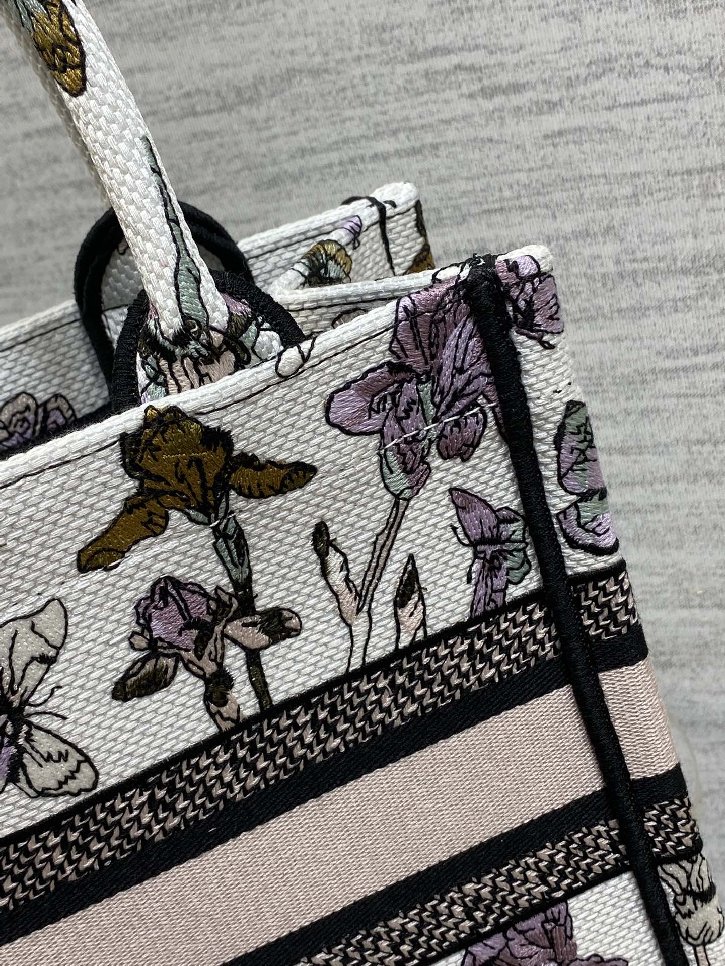 Dior 高仿Book Tote花卉小號托特包 夢幻蝴蝶刺繡設計女款| 11 Dior 高仿Book Tote花卉小號托特包 夢幻蝴蝶刺繡設計女款