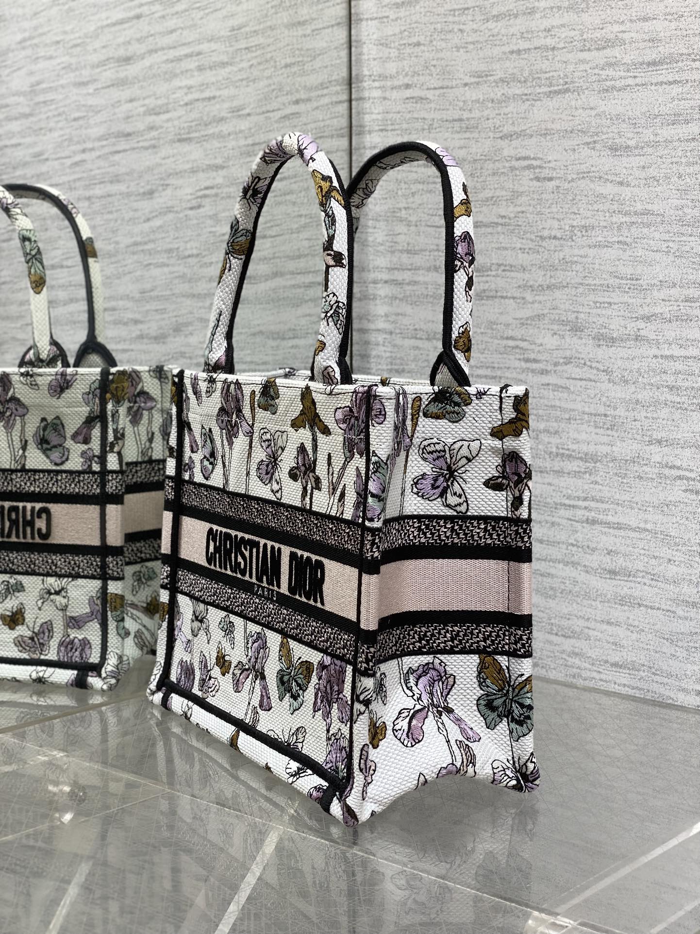 Dior 高仿Book Tote花卉小號托特包 夢幻蝴蝶刺繡設計女款| 10 Dior 高仿Book Tote花卉小號托特包 夢幻蝴蝶刺繡設計女款