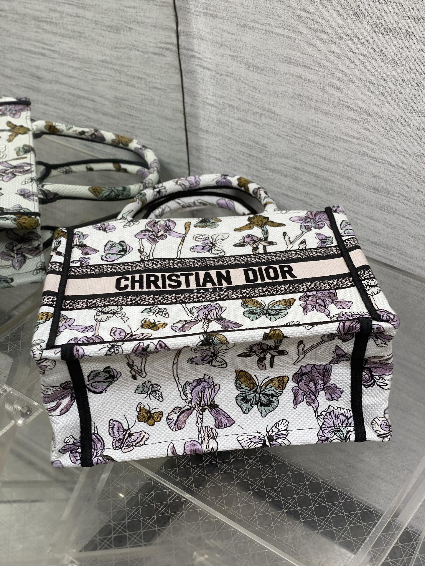 Dior 高仿Book Tote花卉小號托特包 夢幻蝴蝶刺繡設計女款| 9 Dior 高仿Book Tote花卉小號托特包 夢幻蝴蝶刺繡設計女款
