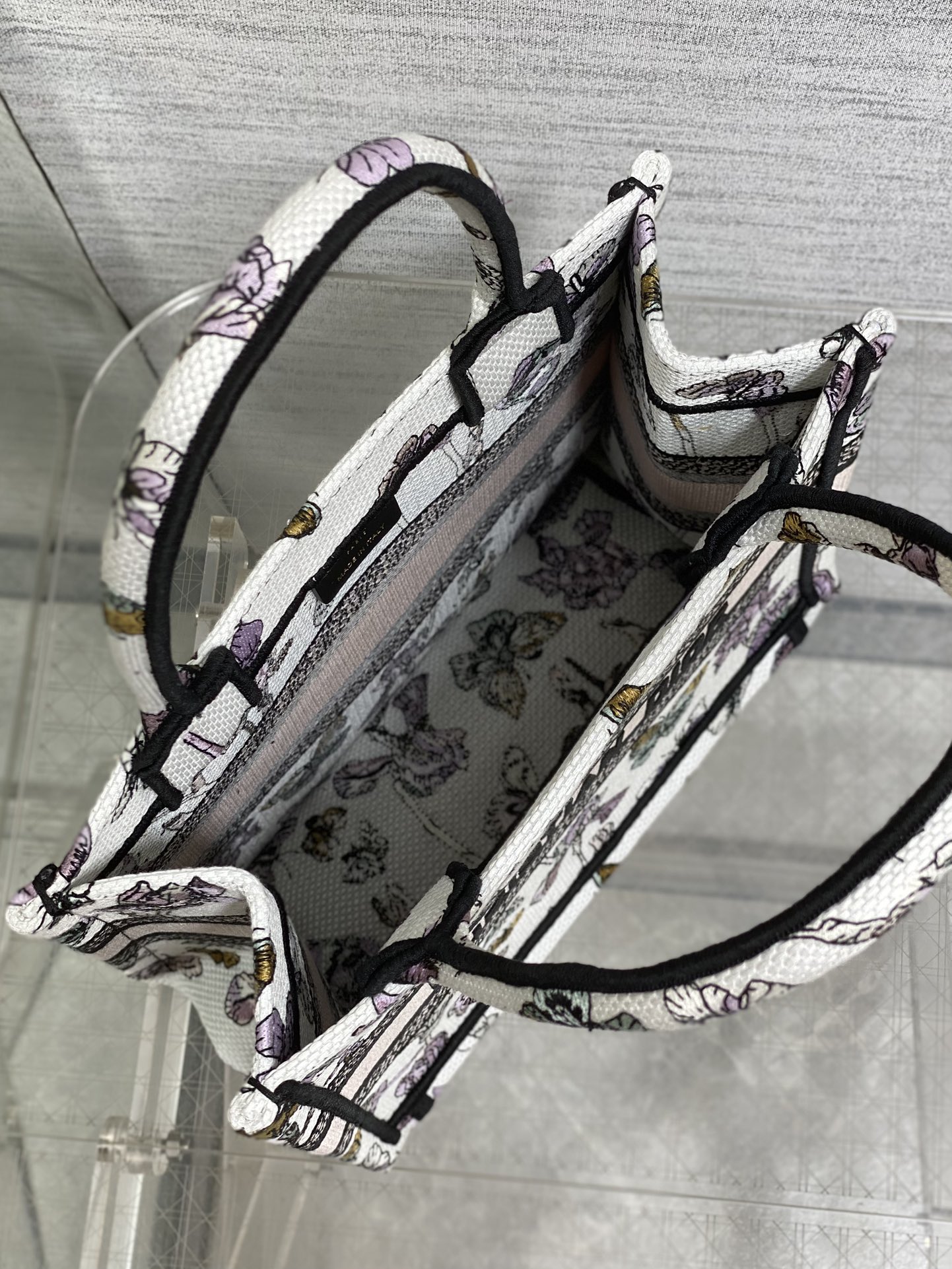 Dior 高仿Book Tote花卉小號托特包 夢幻蝴蝶刺繡設計女款| 8 Dior 高仿Book Tote花卉小號托特包 夢幻蝴蝶刺繡設計女款