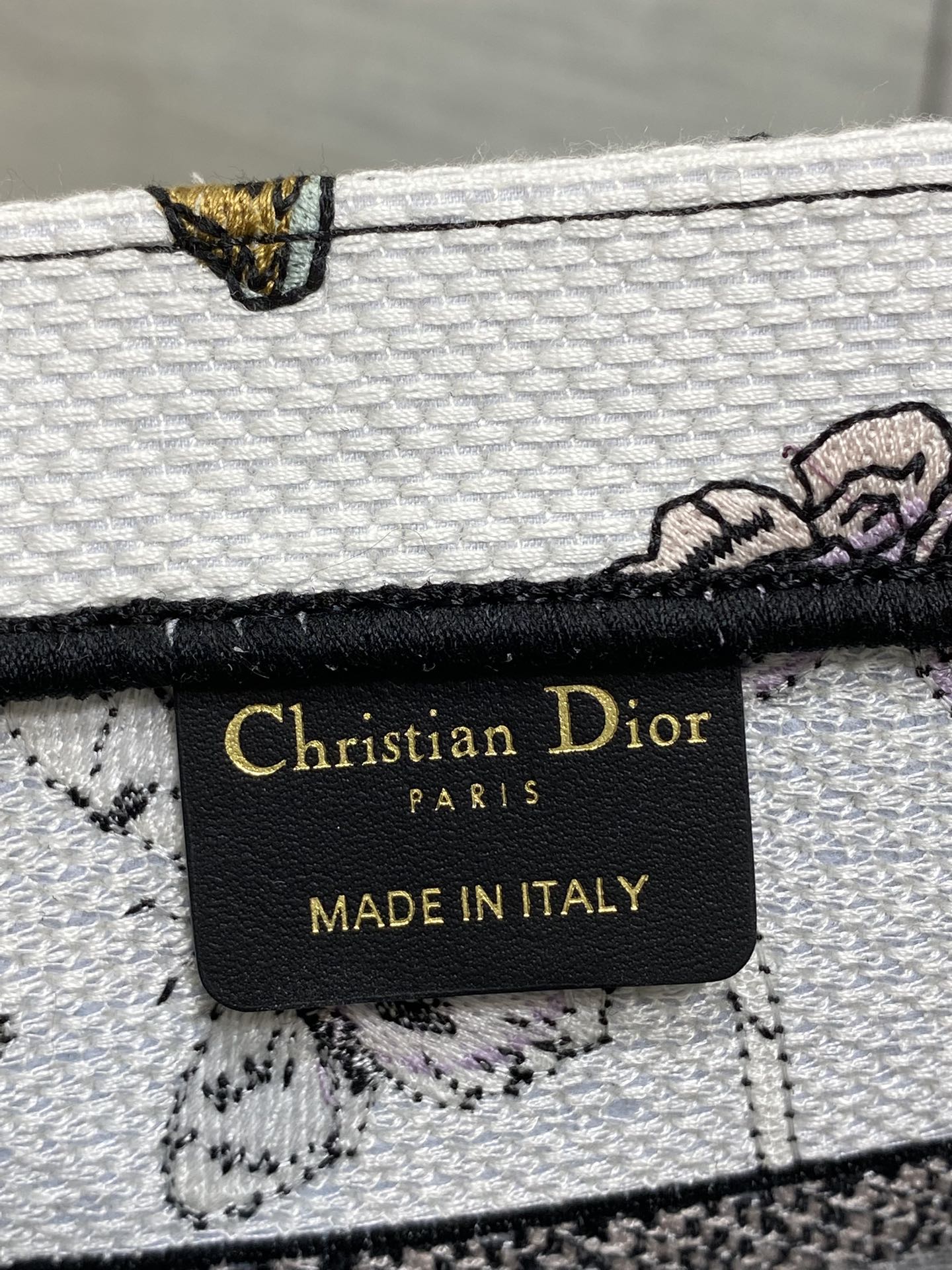 Dior 高仿Book Tote花卉小號托特包 夢幻蝴蝶刺繡設計女款| 7 Dior 高仿Book Tote花卉小號托特包 夢幻蝴蝶刺繡設計女款