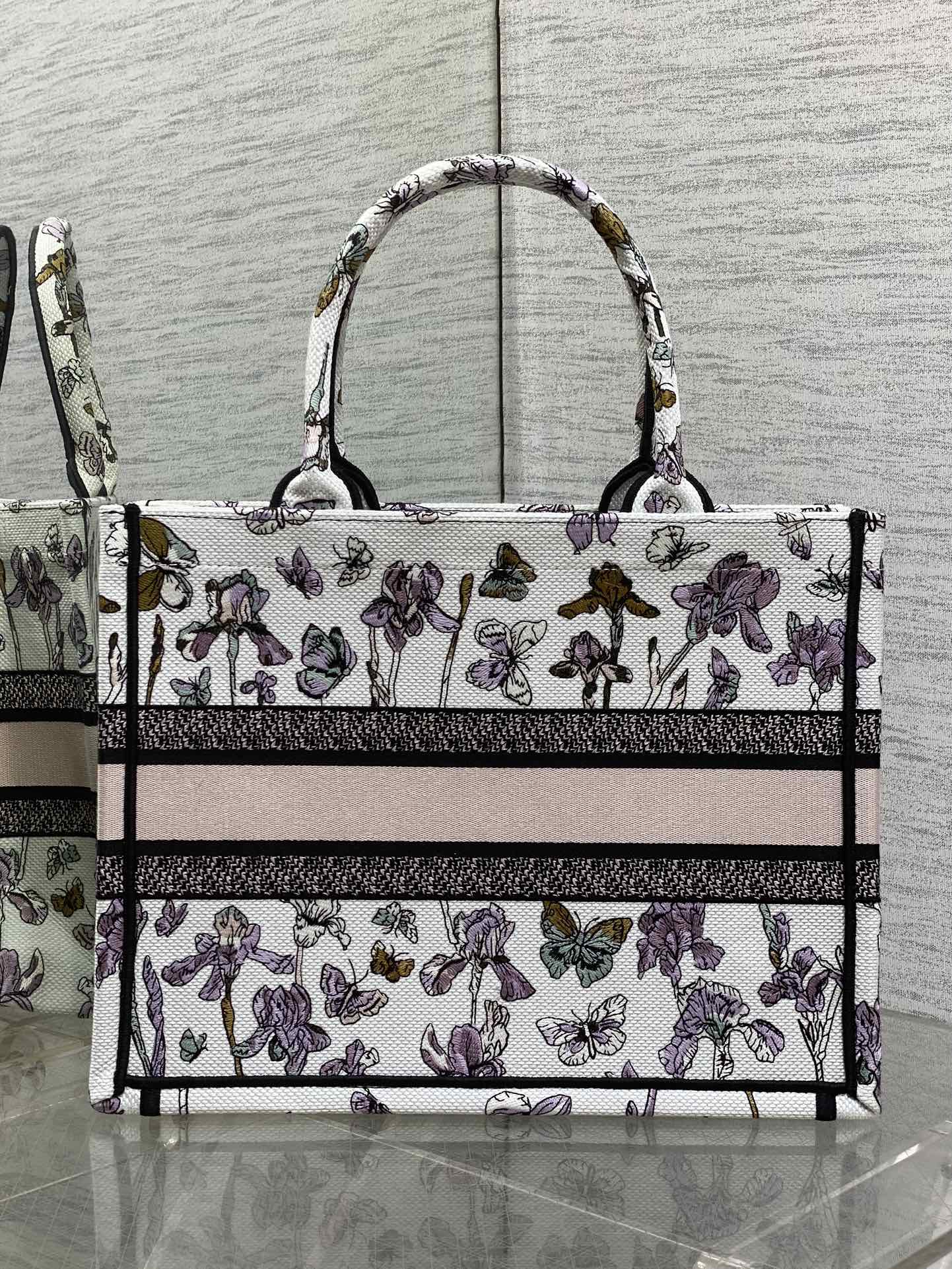 Dior 高仿花卉Book Tote中號包 蝴蝶刺繡浪漫設計 女士通勤托特| 11 Dior 高仿花卉Book Tote中號包 蝴蝶刺繡浪漫設計 女士通勤托特