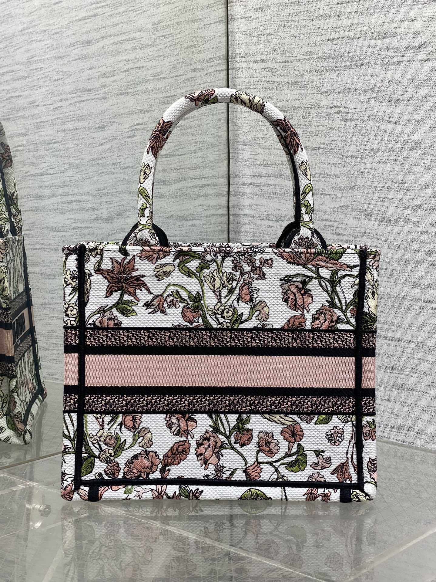 Dior A貨Book Tote小號托特包 粉紅碎花設計 女生約會首選| 12 Dior A貨Book Tote小號托特包 粉紅碎花設計 女生約會首選