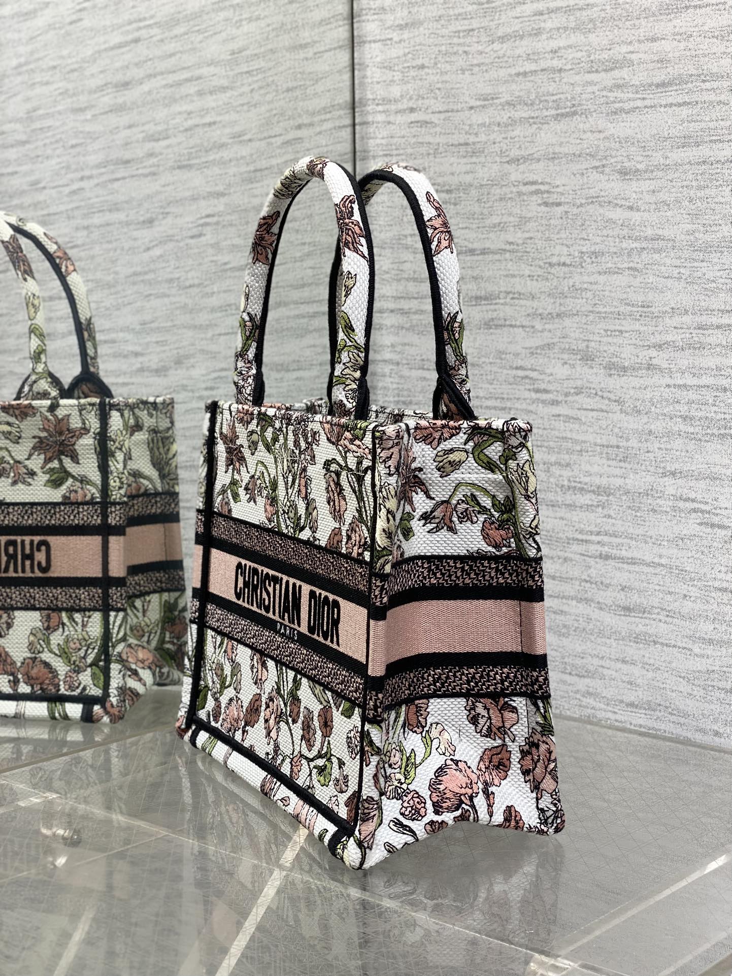 Dior A貨Book Tote小號托特包 粉紅碎花設計 女生約會首選| 10 Dior A貨Book Tote小號托特包 粉紅碎花設計 女生約會首選