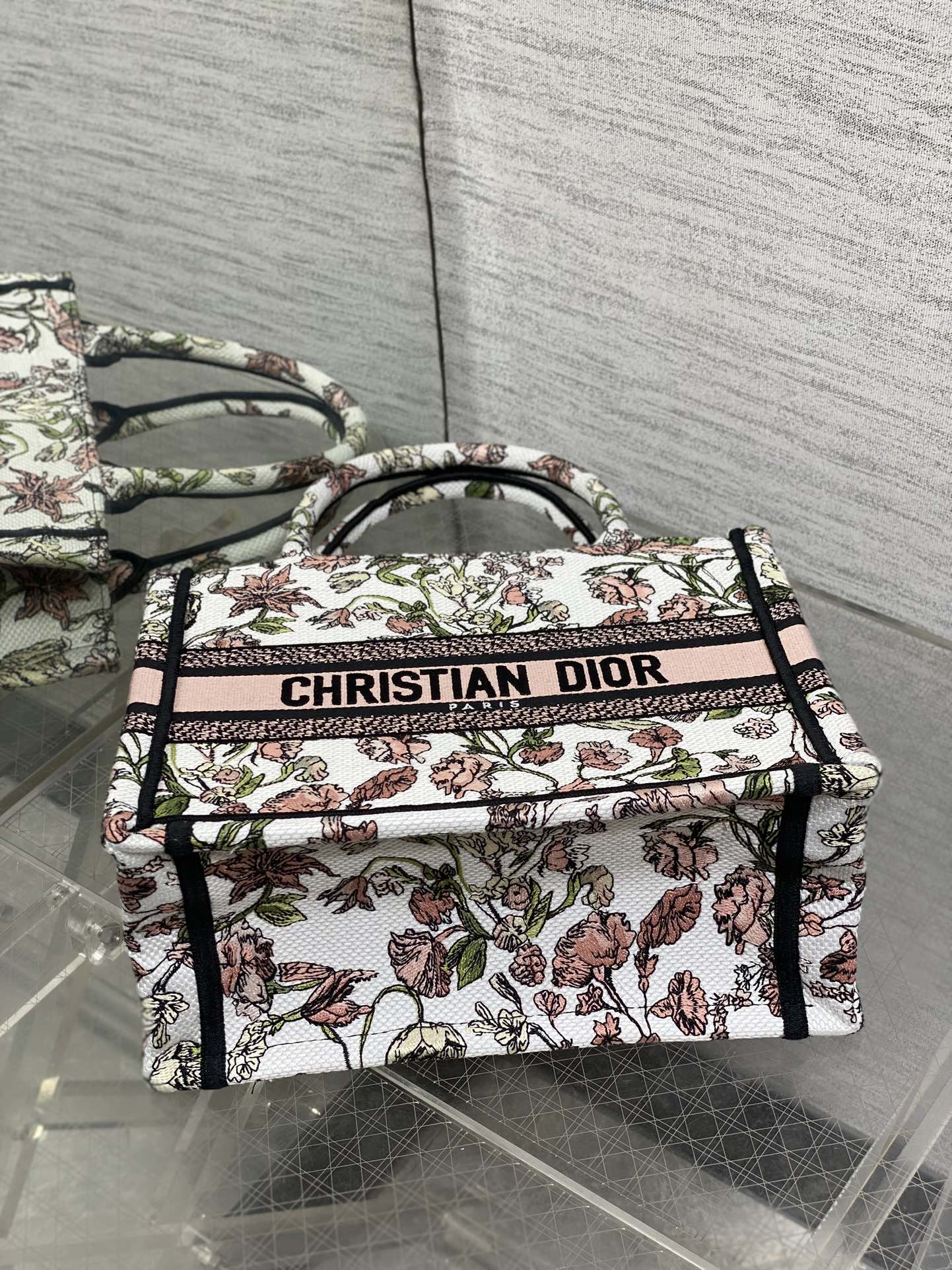 Dior A貨Book Tote小號托特包 粉紅碎花設計 女生約會首選| 9 Dior A貨Book Tote小號托特包 粉紅碎花設計 女生約會首選