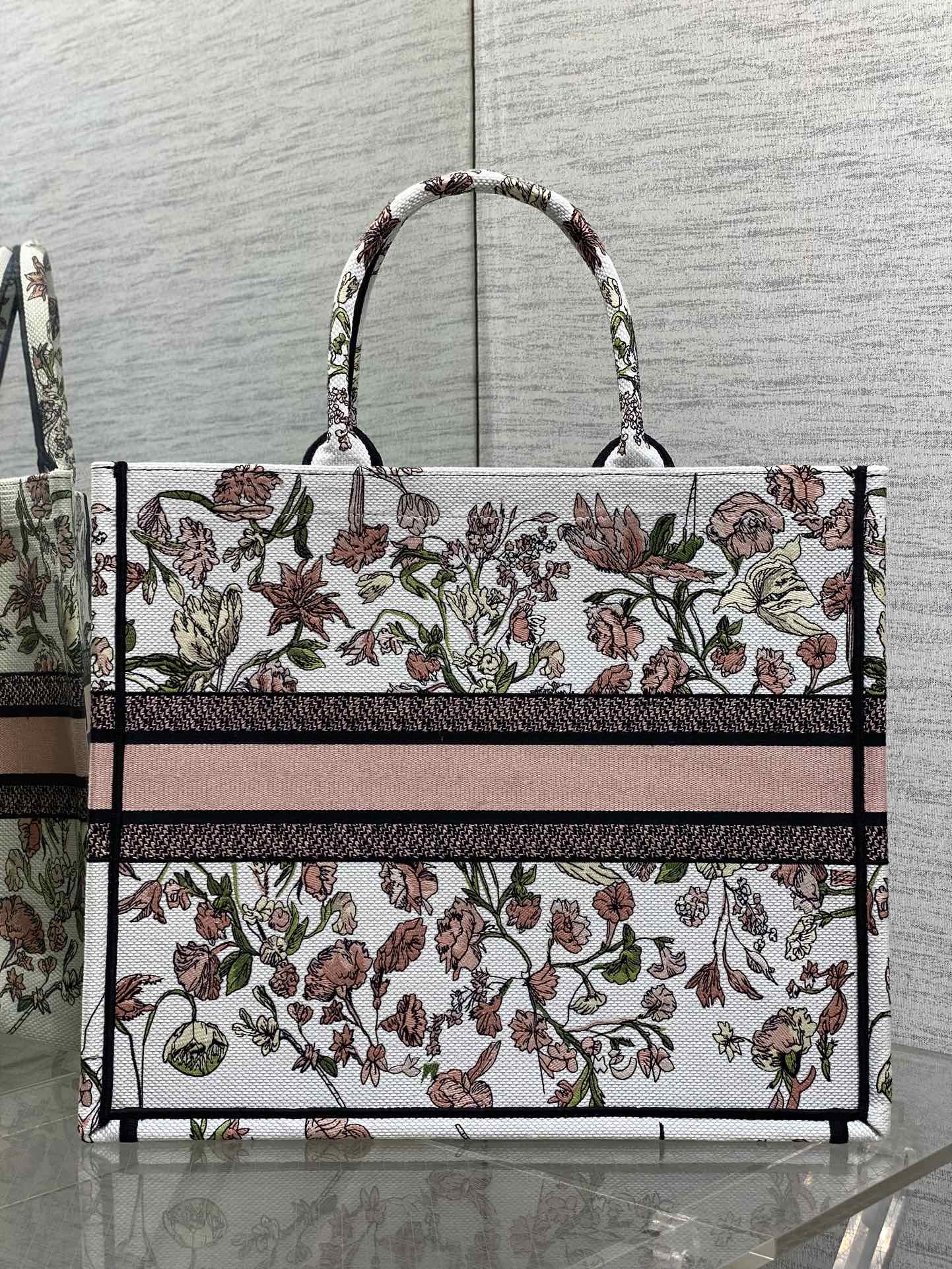 Dior 高仿Book Tote大號托特包 粉紅花卉刺繡圖騰 女用氣質款| 12 Dior 高仿Book Tote大號托特包 粉紅花卉刺繡圖騰 女用氣質款