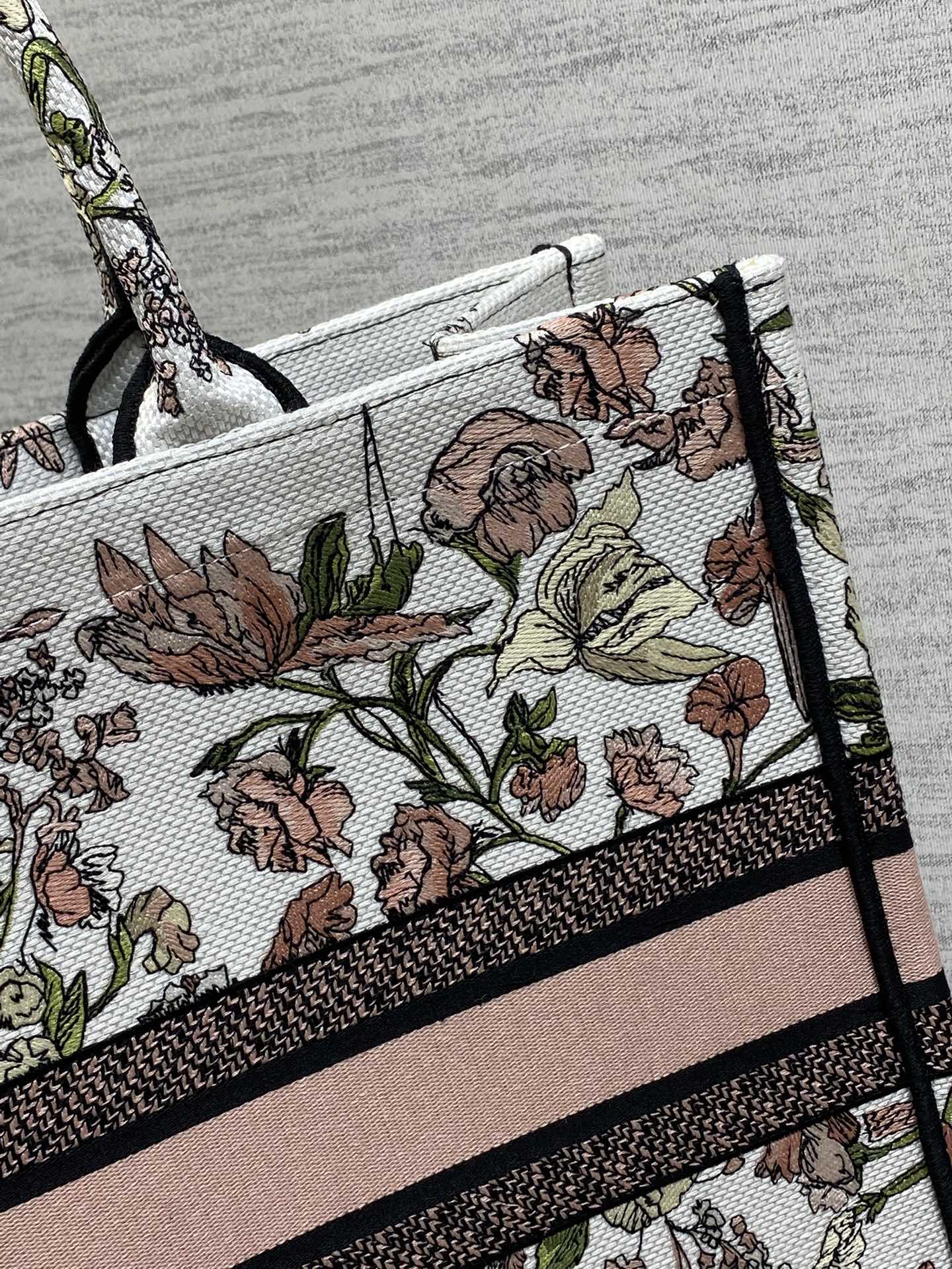 Dior 高仿Book Tote大號托特包 粉紅花卉刺繡圖騰 女用氣質款| 11 Dior 高仿Book Tote大號托特包 粉紅花卉刺繡圖騰 女用氣質款