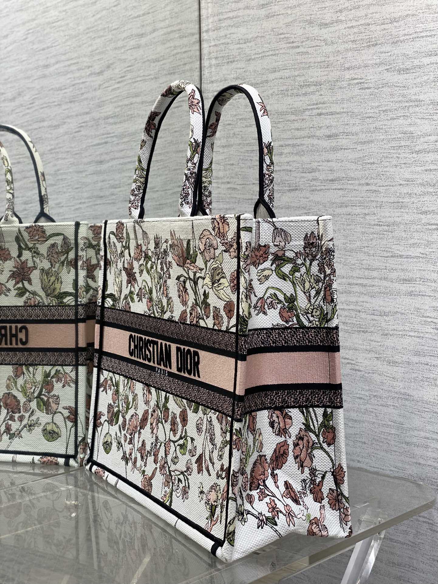 Dior 高仿Book Tote大號托特包 粉紅花卉刺繡圖騰 女用氣質款| 10 Dior 高仿Book Tote大號托特包 粉紅花卉刺繡圖騰 女用氣質款