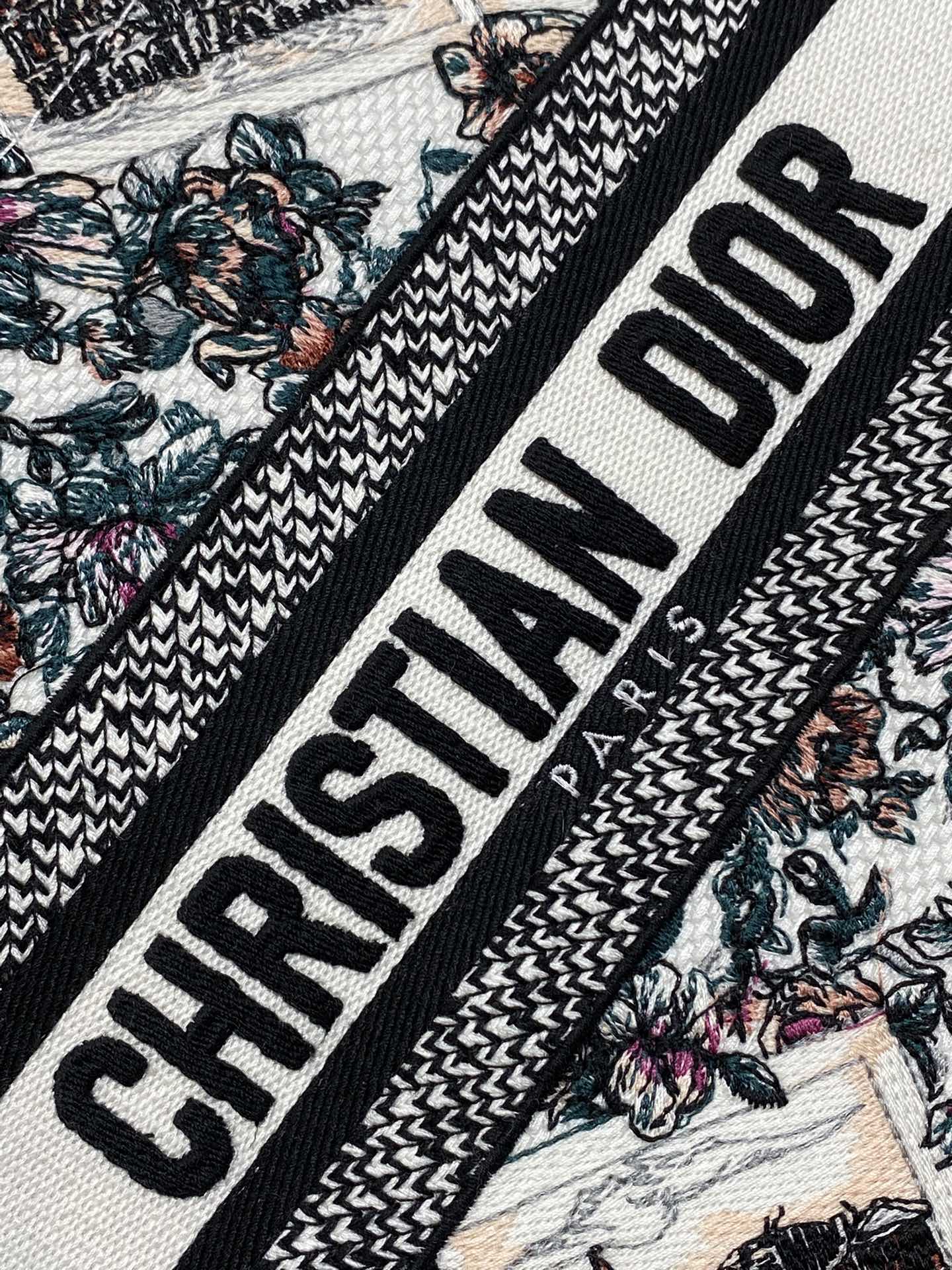 Dior 高仿Book Tote小號城市風景刺繡托特包 異國風圖騰| 14 Dior 高仿Book Tote小號城市風景刺繡托特包 異國風圖騰