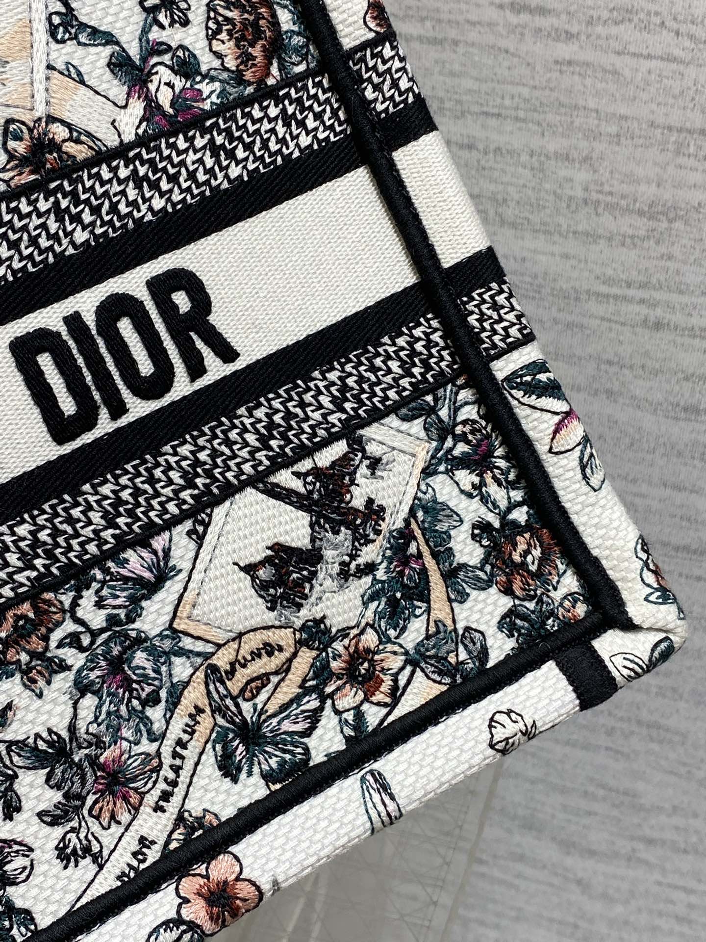 Dior 高仿Book Tote小號城市風景刺繡托特包 異國風圖騰| 13 Dior 高仿Book Tote小號城市風景刺繡托特包 異國風圖騰