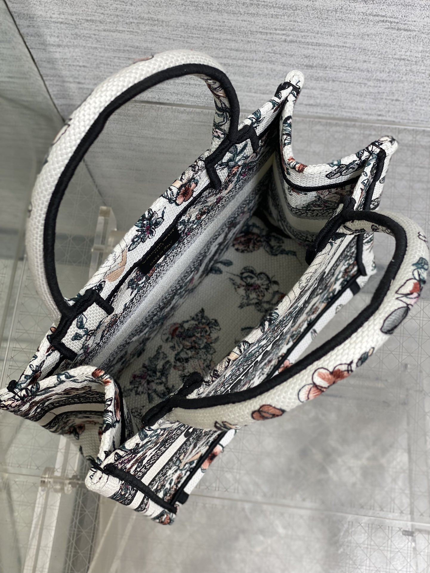 Dior 高仿Book Tote小號城市風景刺繡托特包 異國風圖騰| 8 Dior 高仿Book Tote小號城市風景刺繡托特包 異國風圖騰