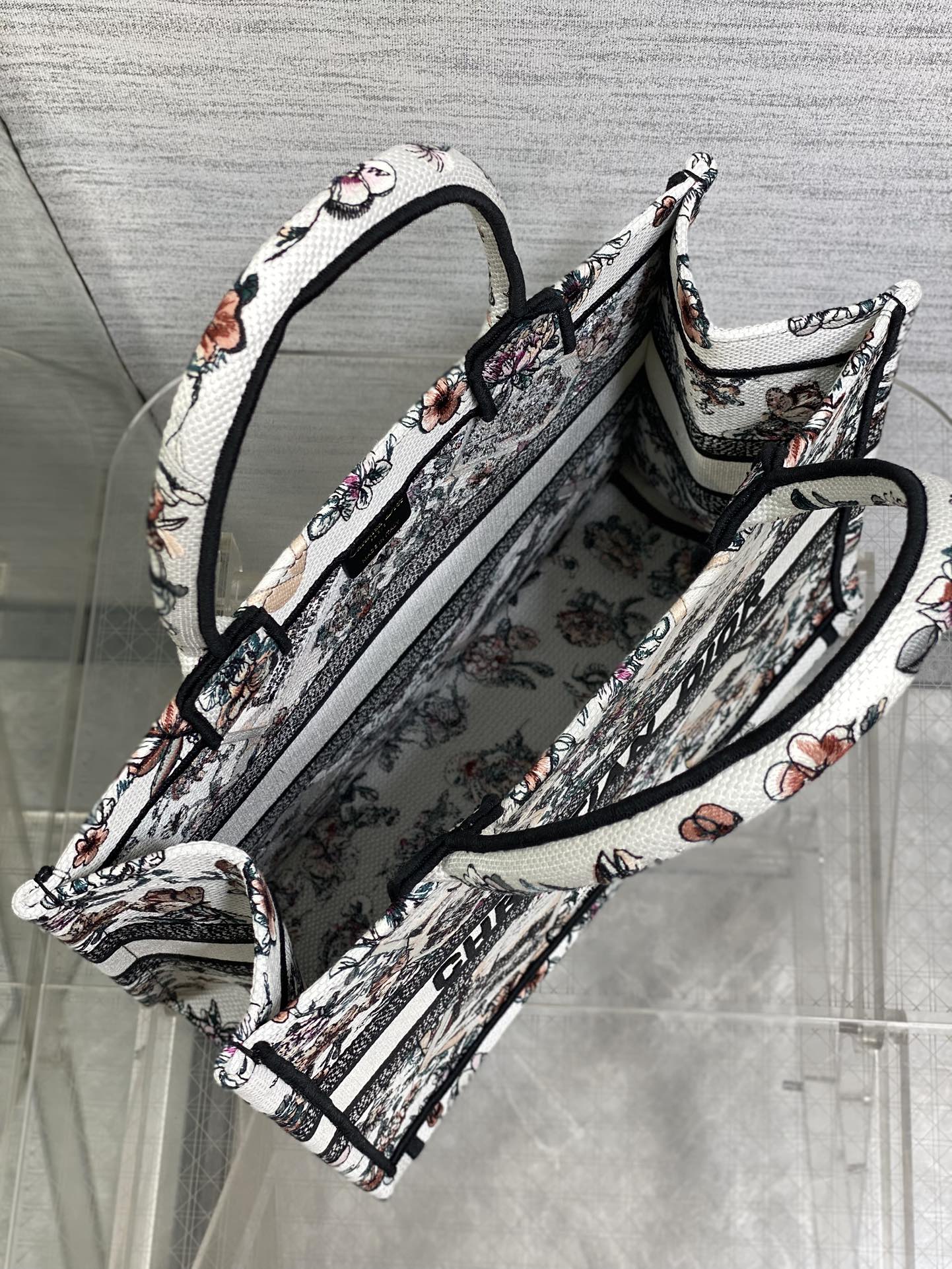 Dior 高仿Book Tote中號旅遊風格托特包 城市明信片刺繡設計