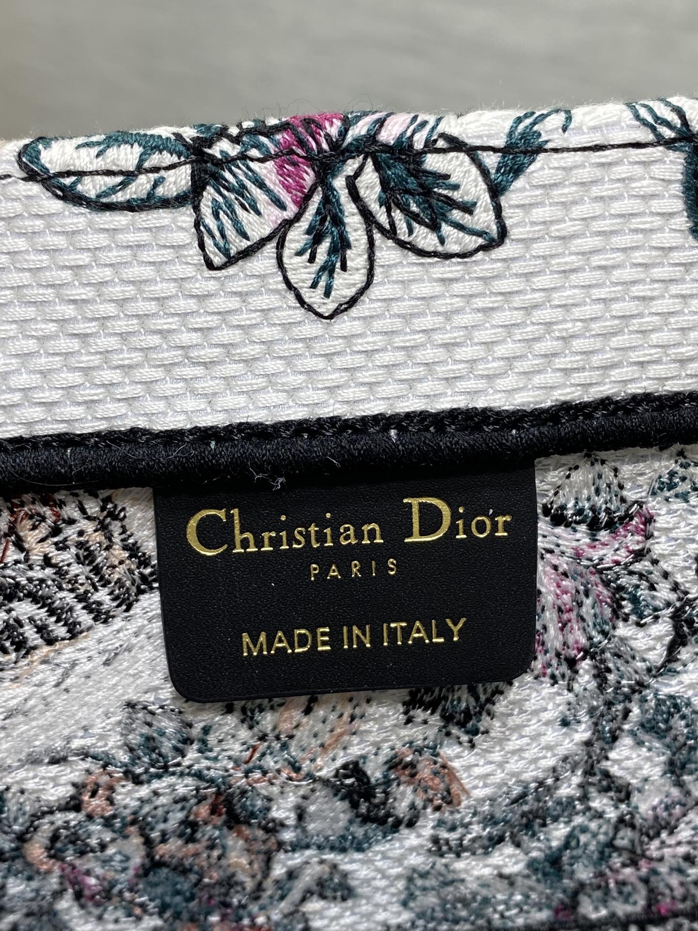 Dior 高仿Book Tote中號旅遊風格托特包 城市明信片刺繡設計