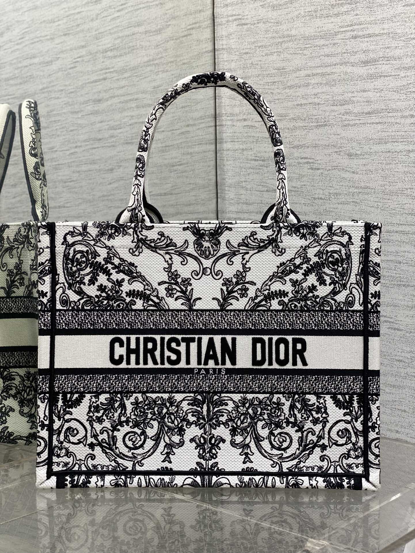 高仿Dior Book Tote 刺繡帆布包 黑白古典圖騰大容量手提款