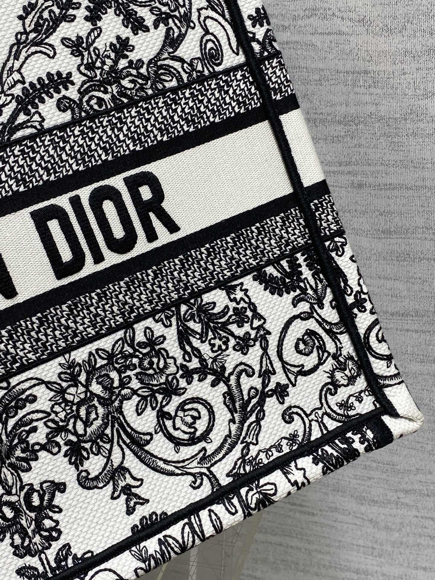 高仿Dior Book Tote 刺繡帆布包 黑白古典圖騰大容量手提款