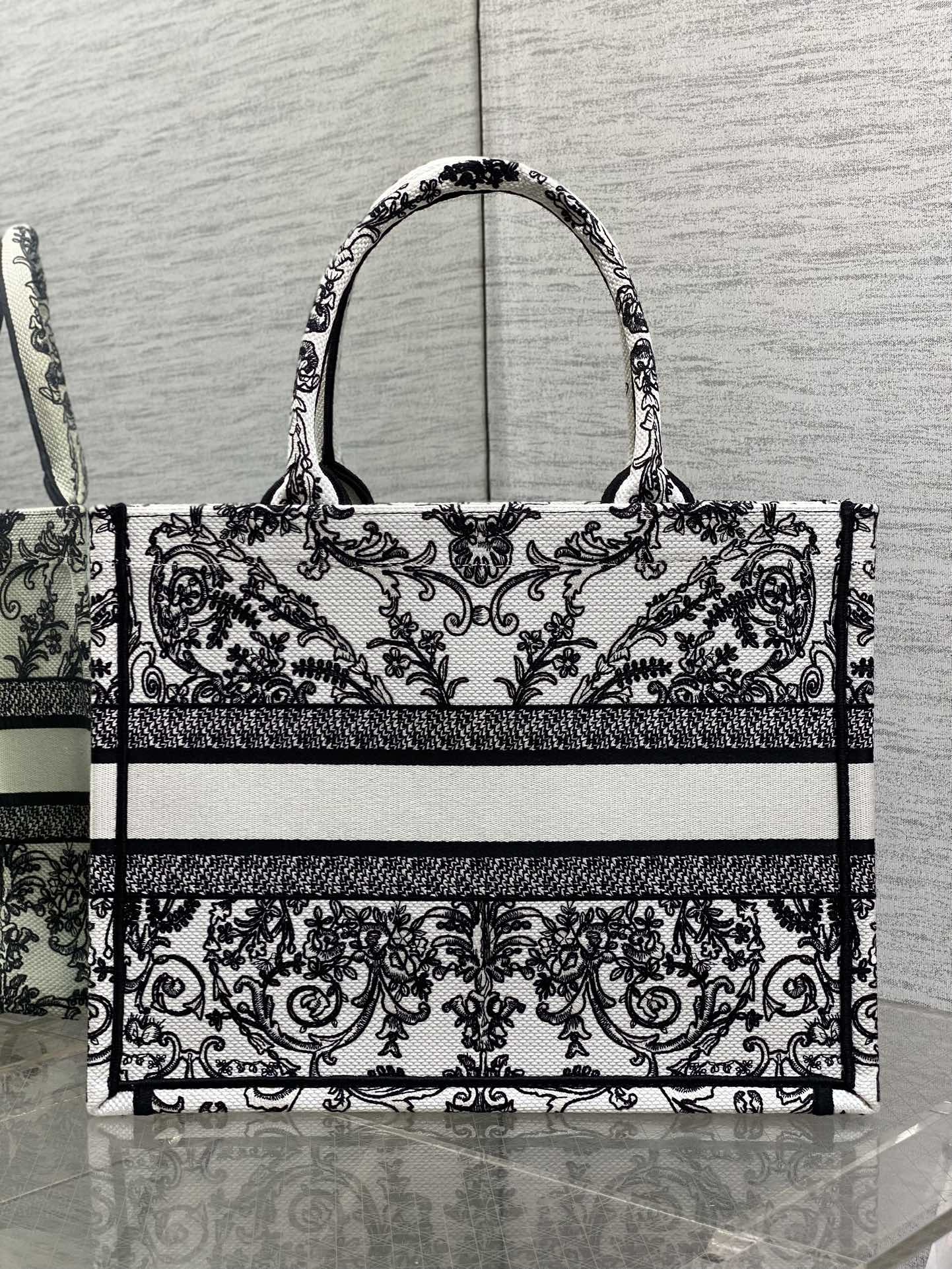 高仿Dior Book Tote 刺繡帆布包 黑白古典圖騰大容量手提款