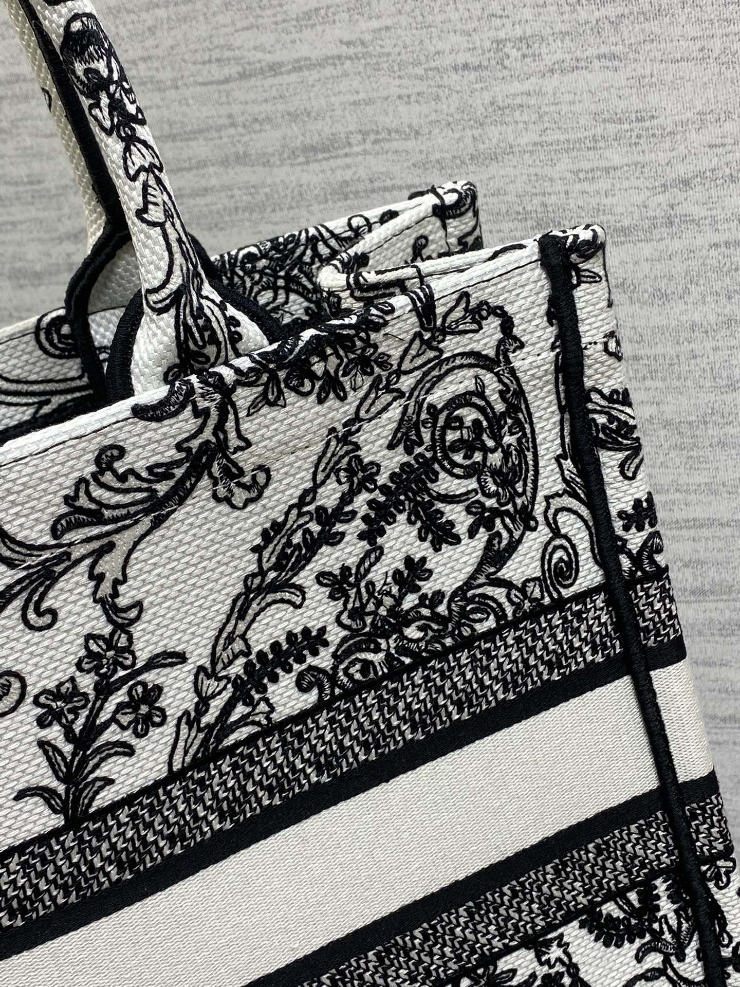 高仿Dior Book Tote 刺繡帆布包 黑白古典圖騰大容量手提款