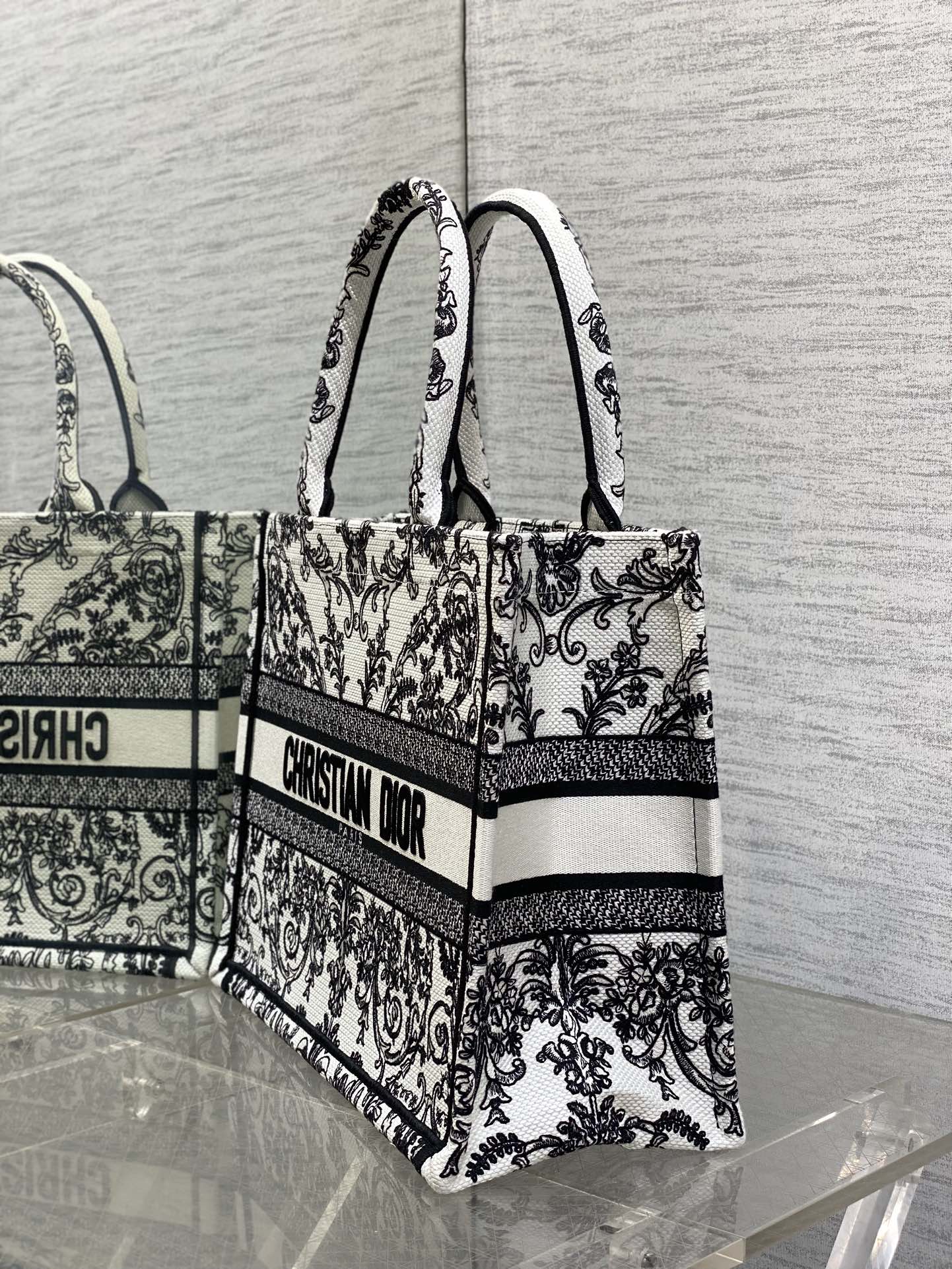 高仿Dior Book Tote 刺繡帆布包 黑白古典圖騰大容量手提款