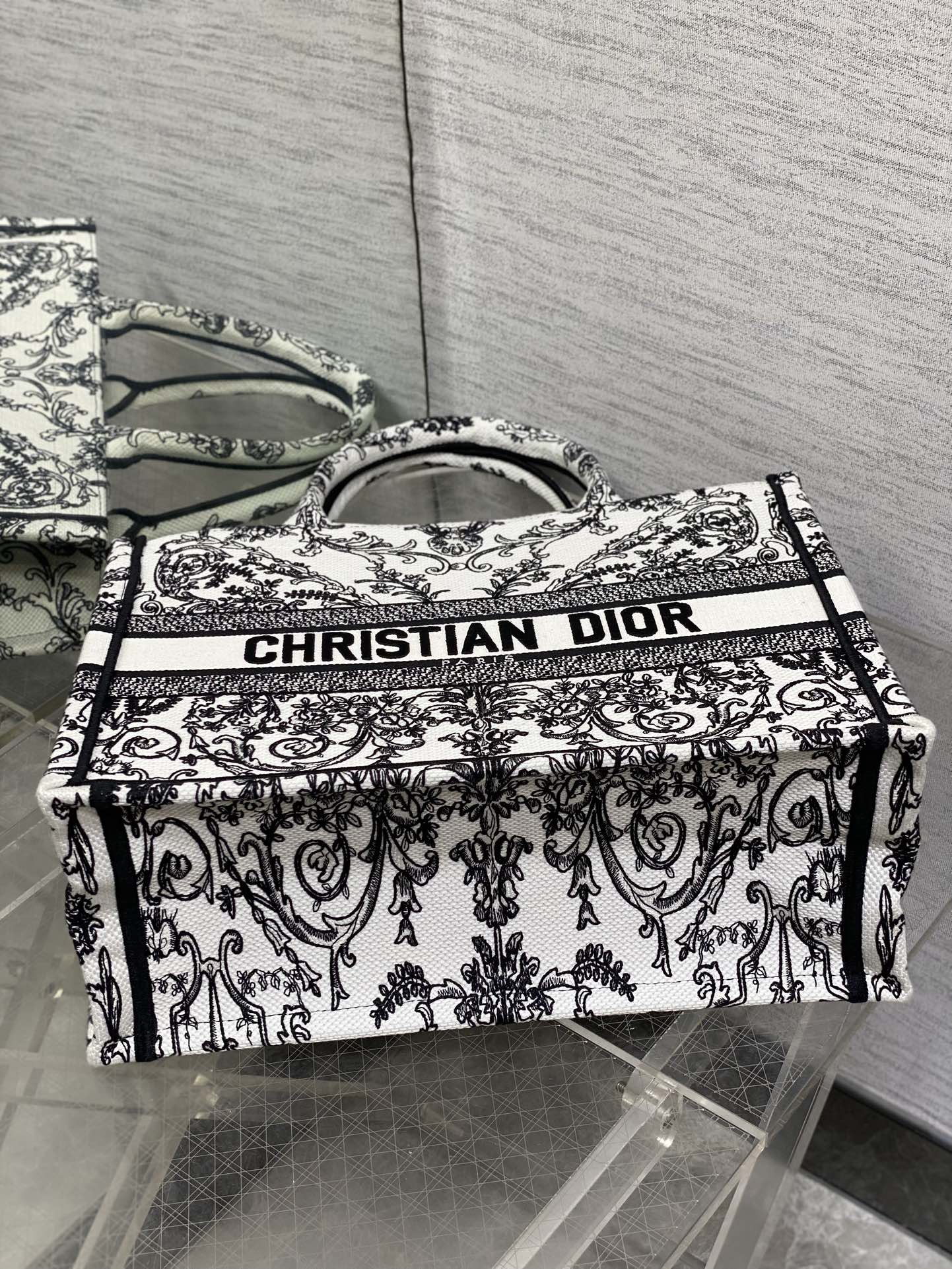 高仿Dior Book Tote 刺繡帆布包 黑白古典圖騰大容量手提款