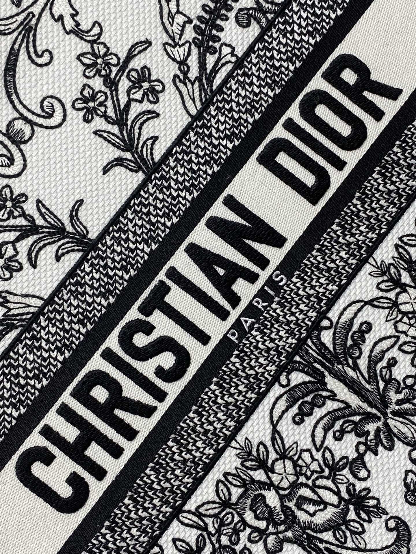 原單Dior Book Tote 黑白鏤空刺繡帆布托特包 復古典雅風格| 14 原單Dior Book Tote 黑白鏤空刺繡帆布托特包 復古典雅風格