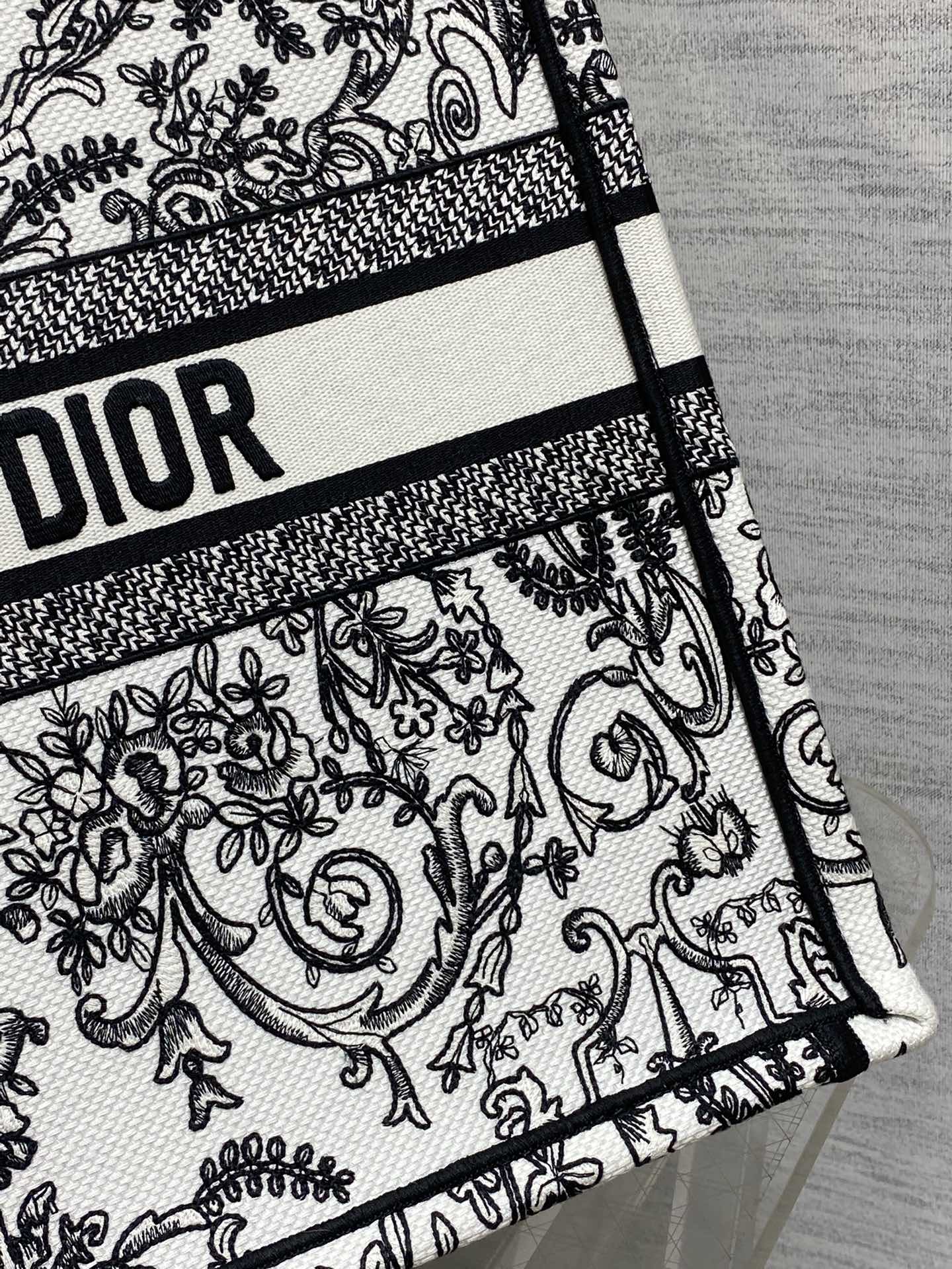 原單Dior Book Tote 黑白鏤空刺繡帆布托特包 復古典雅風格| 13 原單Dior Book Tote 黑白鏤空刺繡帆布托特包 復古典雅風格