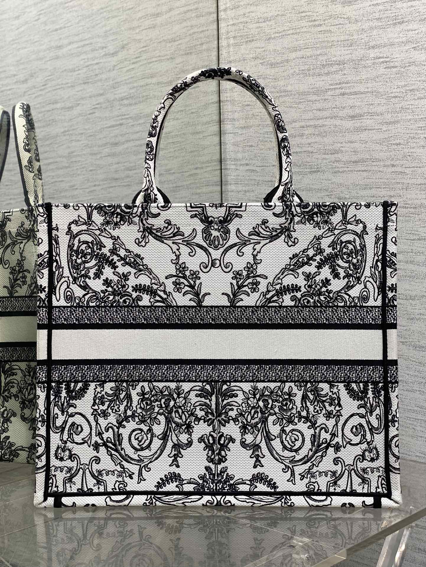 原單Dior Book Tote 黑白鏤空刺繡帆布托特包 復古典雅風格| 12 原單Dior Book Tote 黑白鏤空刺繡帆布托特包 復古典雅風格