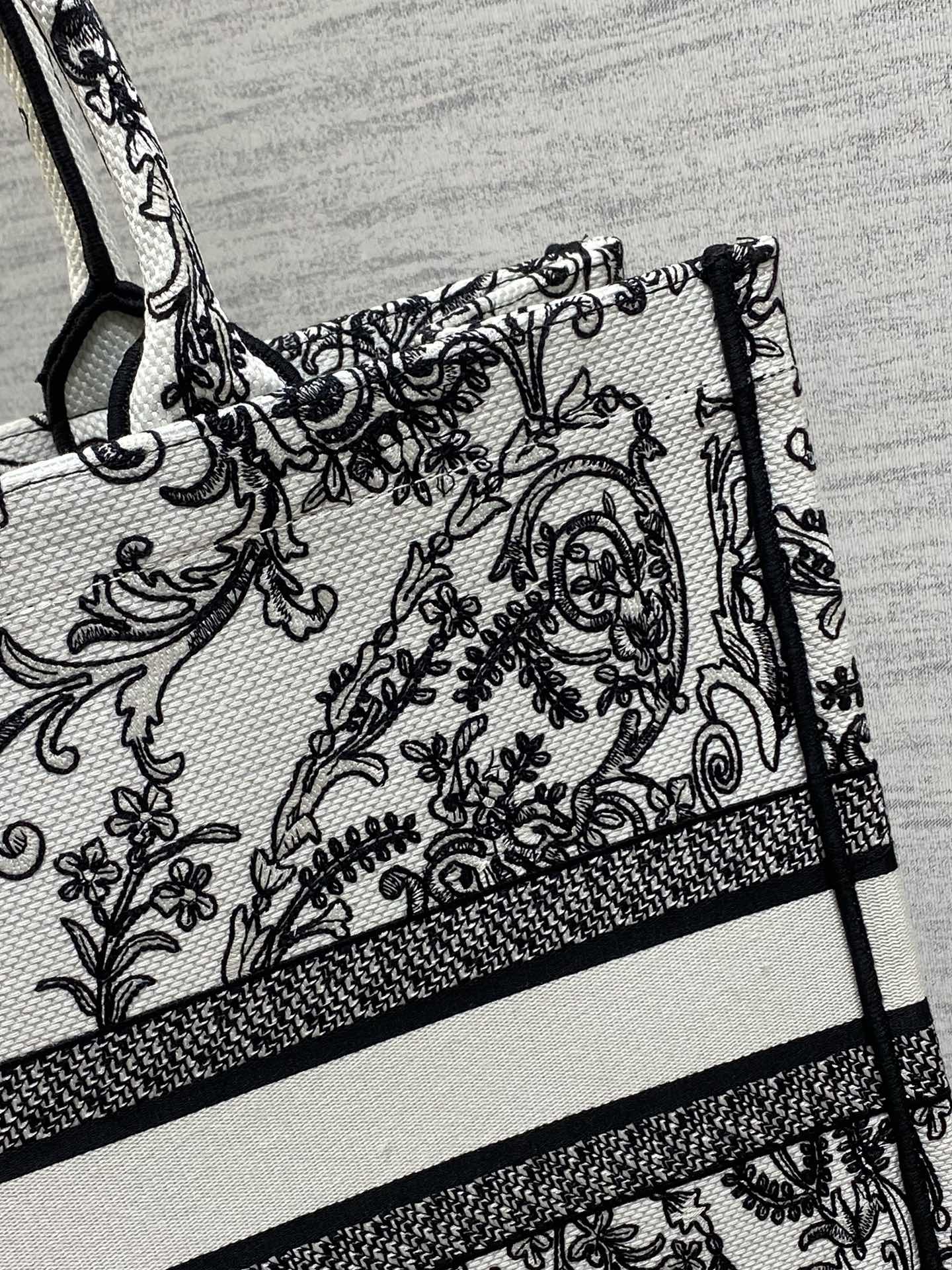 原單Dior Book Tote 黑白鏤空刺繡帆布托特包 復古典雅風格| 11 原單Dior Book Tote 黑白鏤空刺繡帆布托特包 復古典雅風格