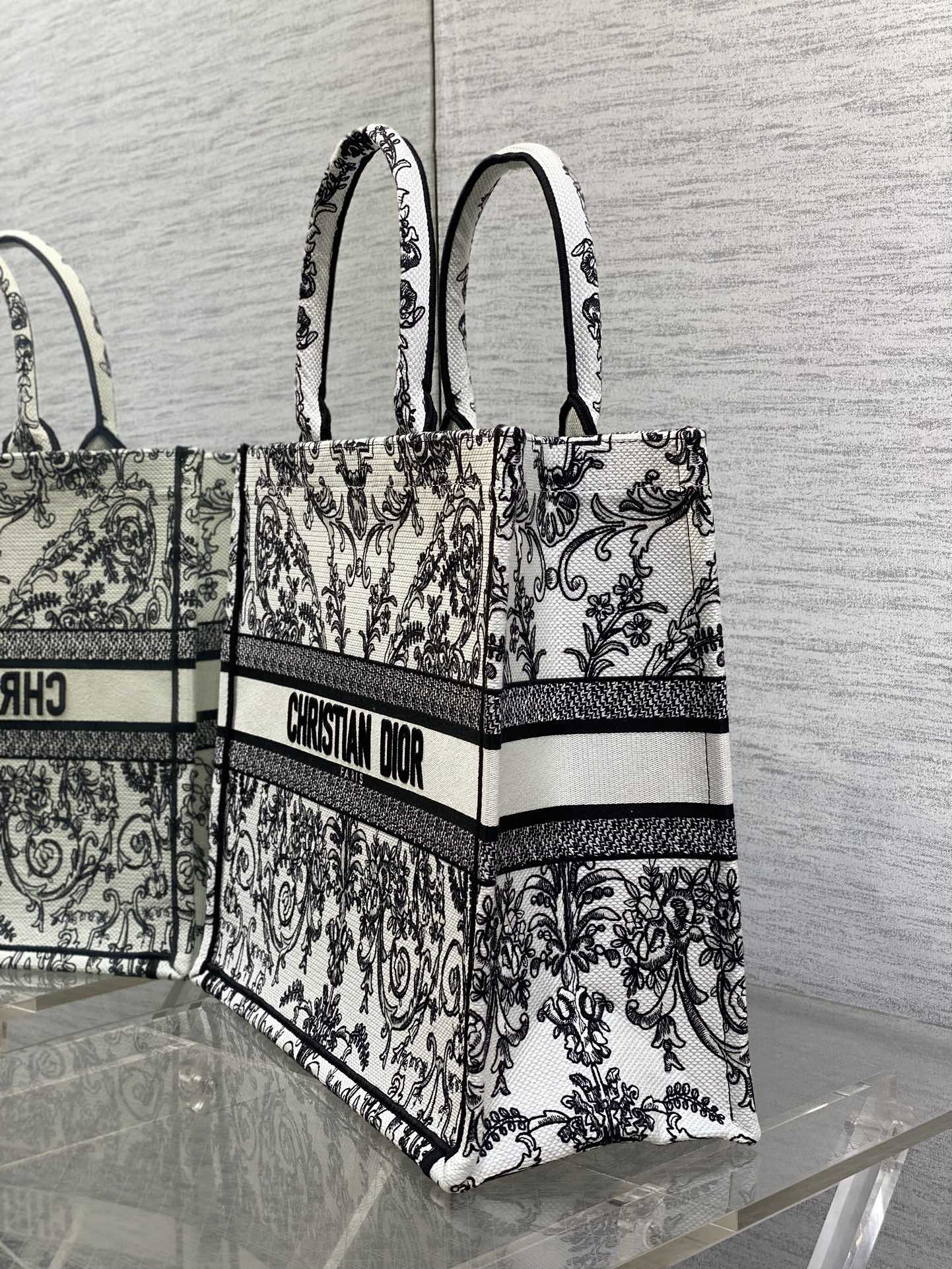 原單Dior Book Tote 黑白鏤空刺繡帆布托特包 復古典雅風格| 10 原單Dior Book Tote 黑白鏤空刺繡帆布托特包 復古典雅風格