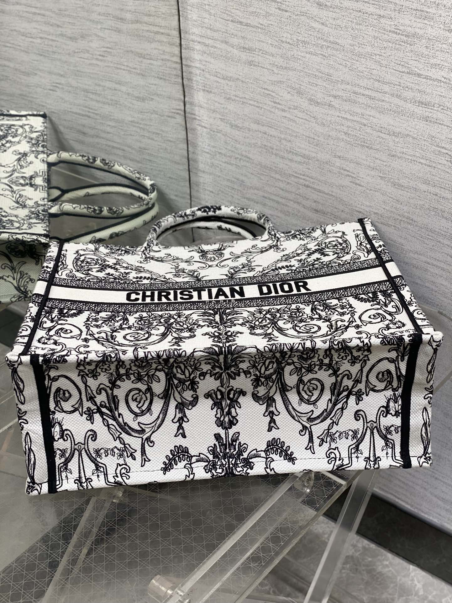 原單Dior Book Tote 黑白鏤空刺繡帆布托特包 復古典雅風格| 9 原單Dior Book Tote 黑白鏤空刺繡帆布托特包 復古典雅風格