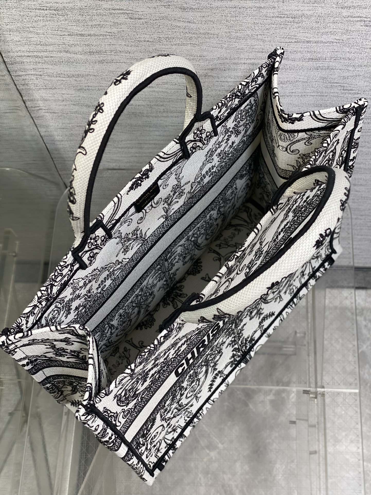 原單Dior Book Tote 黑白鏤空刺繡帆布托特包 復古典雅風格| 8 原單Dior Book Tote 黑白鏤空刺繡帆布托特包 復古典雅風格