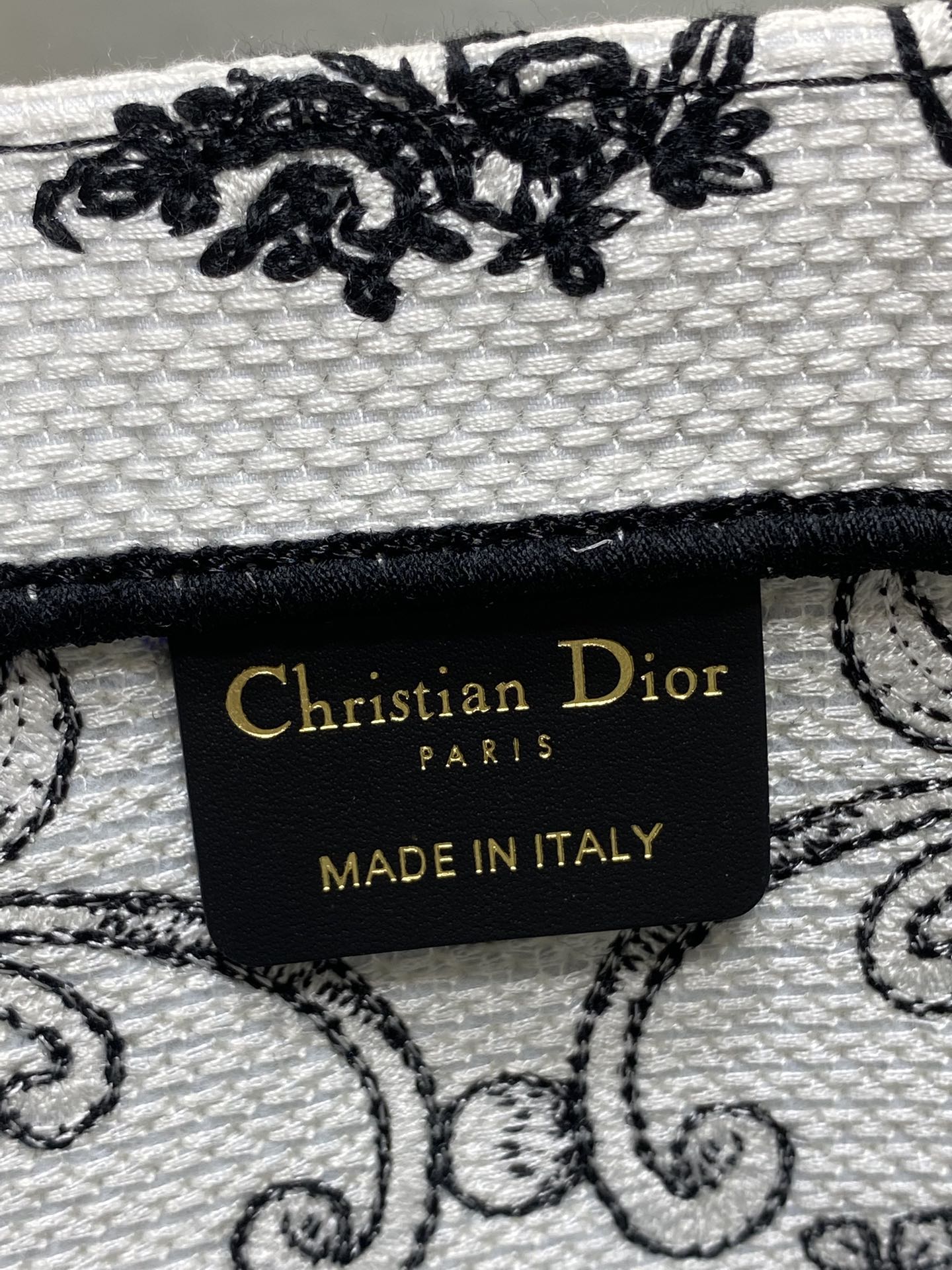 原單Dior Book Tote 黑白鏤空刺繡帆布托特包 復古典雅風格| 7 原單Dior Book Tote 黑白鏤空刺繡帆布托特包 復古典雅風格