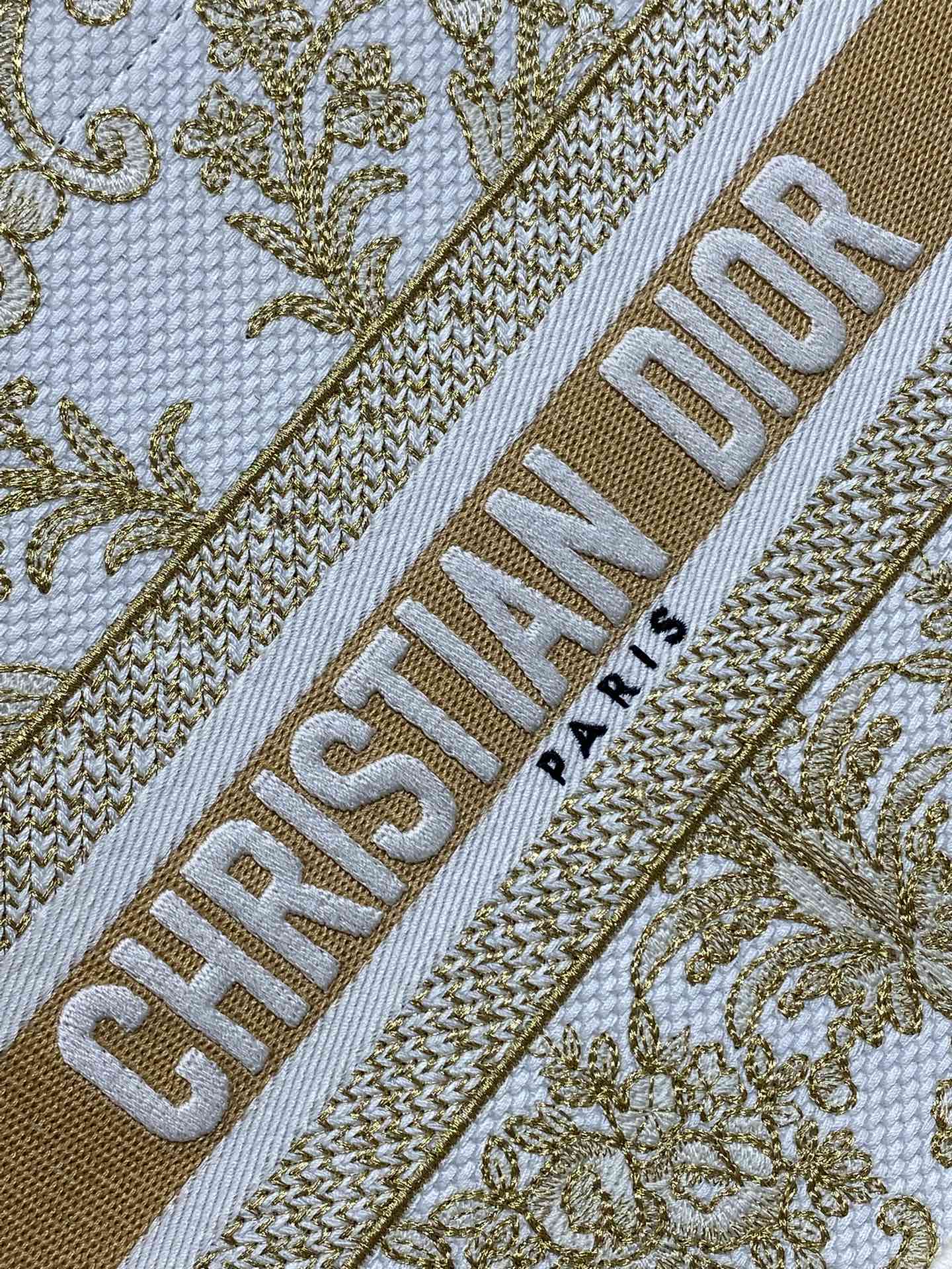 高仿Dior Book Tote 小號手提包 金白配色輕巧刺繡帆布設計| 14 高仿Dior Book Tote 小號手提包 金白配色輕巧刺繡帆布設計