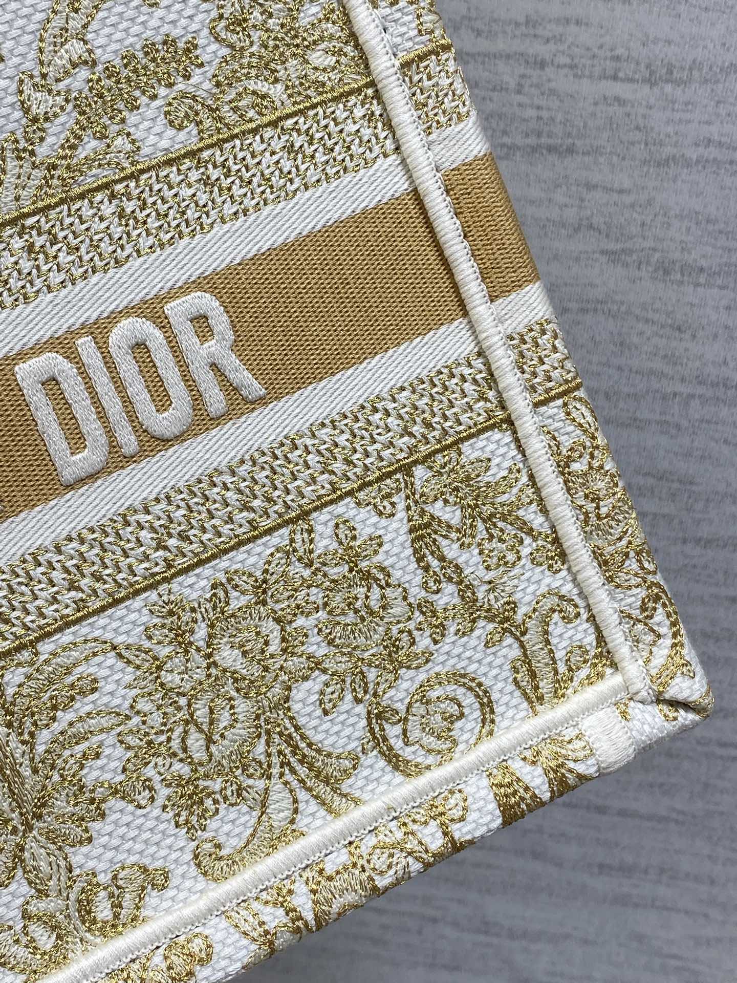 高仿Dior Book Tote 小號手提包 金白配色輕巧刺繡帆布設計| 13 高仿Dior Book Tote 小號手提包 金白配色輕巧刺繡帆布設計