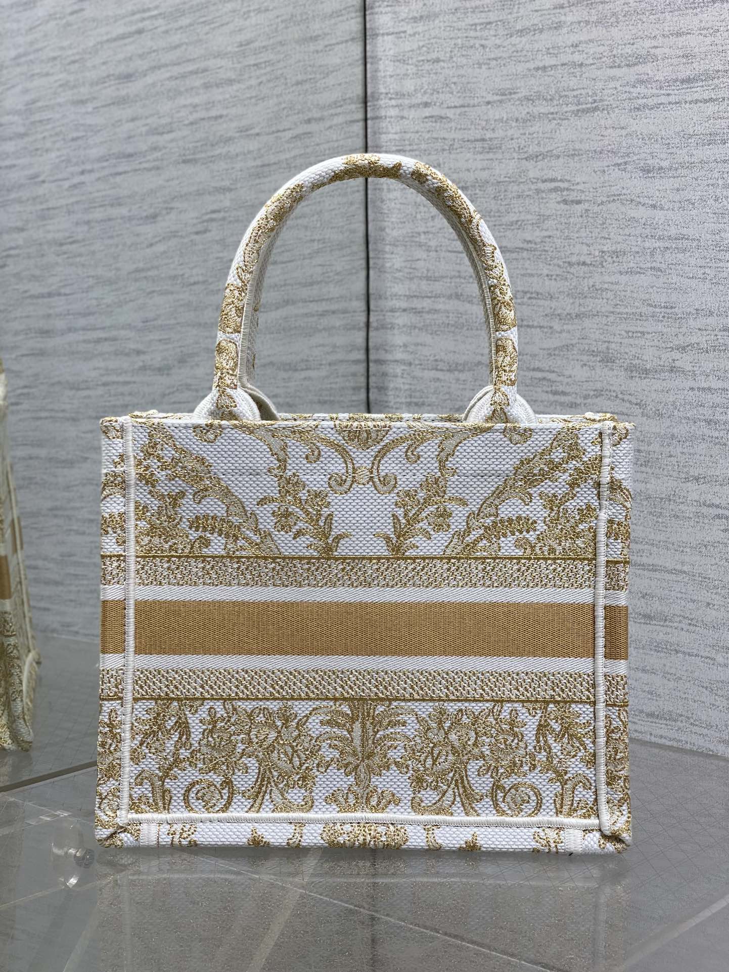 高仿Dior Book Tote 小號手提包 金白配色輕巧刺繡帆布設計| 12 高仿Dior Book Tote 小號手提包 金白配色輕巧刺繡帆布設計