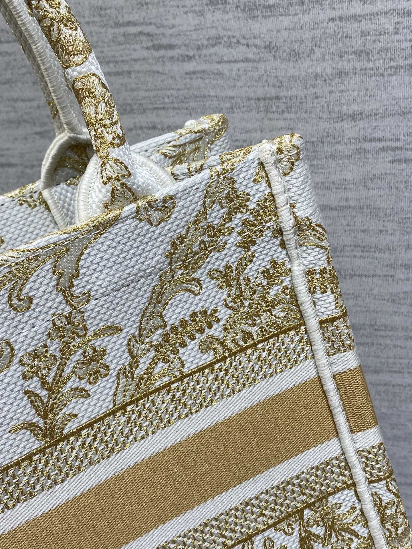 高仿Dior Book Tote 小號手提包 金白配色輕巧刺繡帆布設計| 11 高仿Dior Book Tote 小號手提包 金白配色輕巧刺繡帆布設計