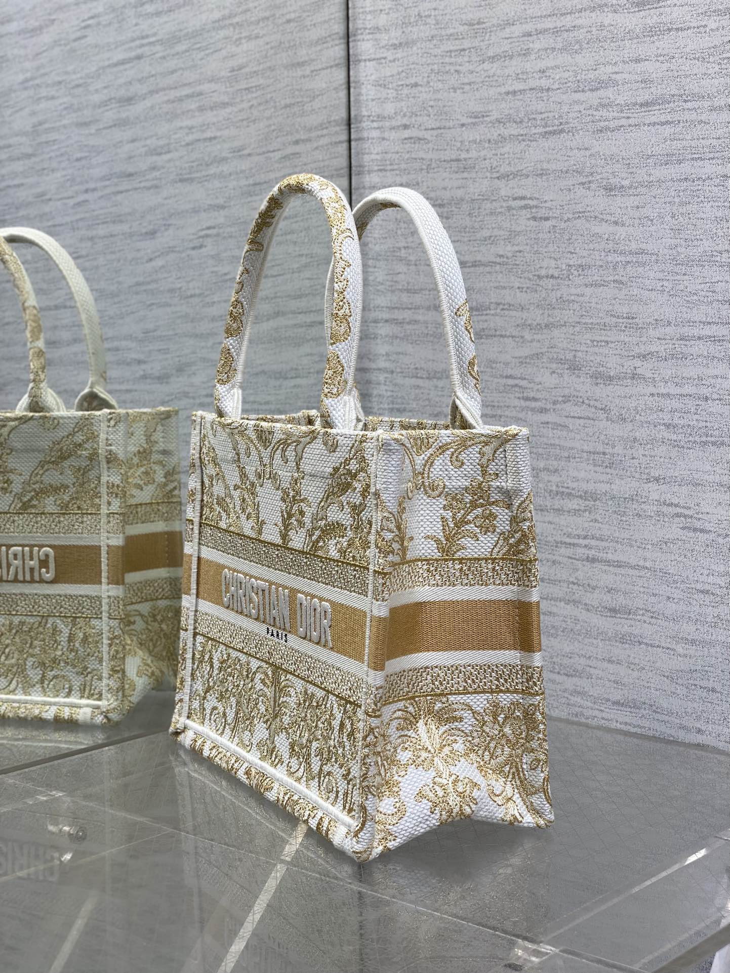 高仿Dior Book Tote 小號手提包 金白配色輕巧刺繡帆布設計| 10 高仿Dior Book Tote 小號手提包 金白配色輕巧刺繡帆布設計