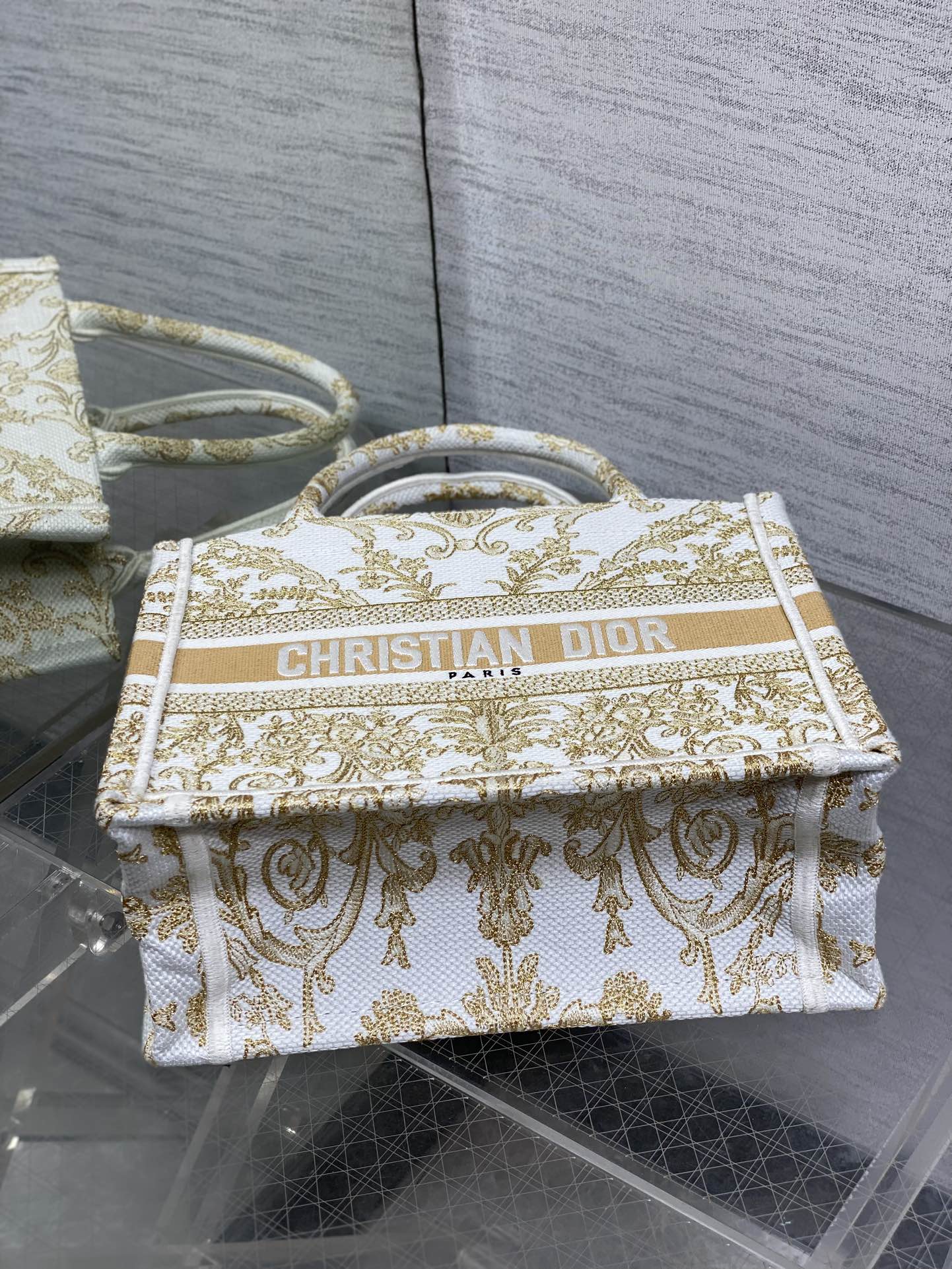高仿Dior Book Tote 小號手提包 金白配色輕巧刺繡帆布設計| 9 高仿Dior Book Tote 小號手提包 金白配色輕巧刺繡帆布設計