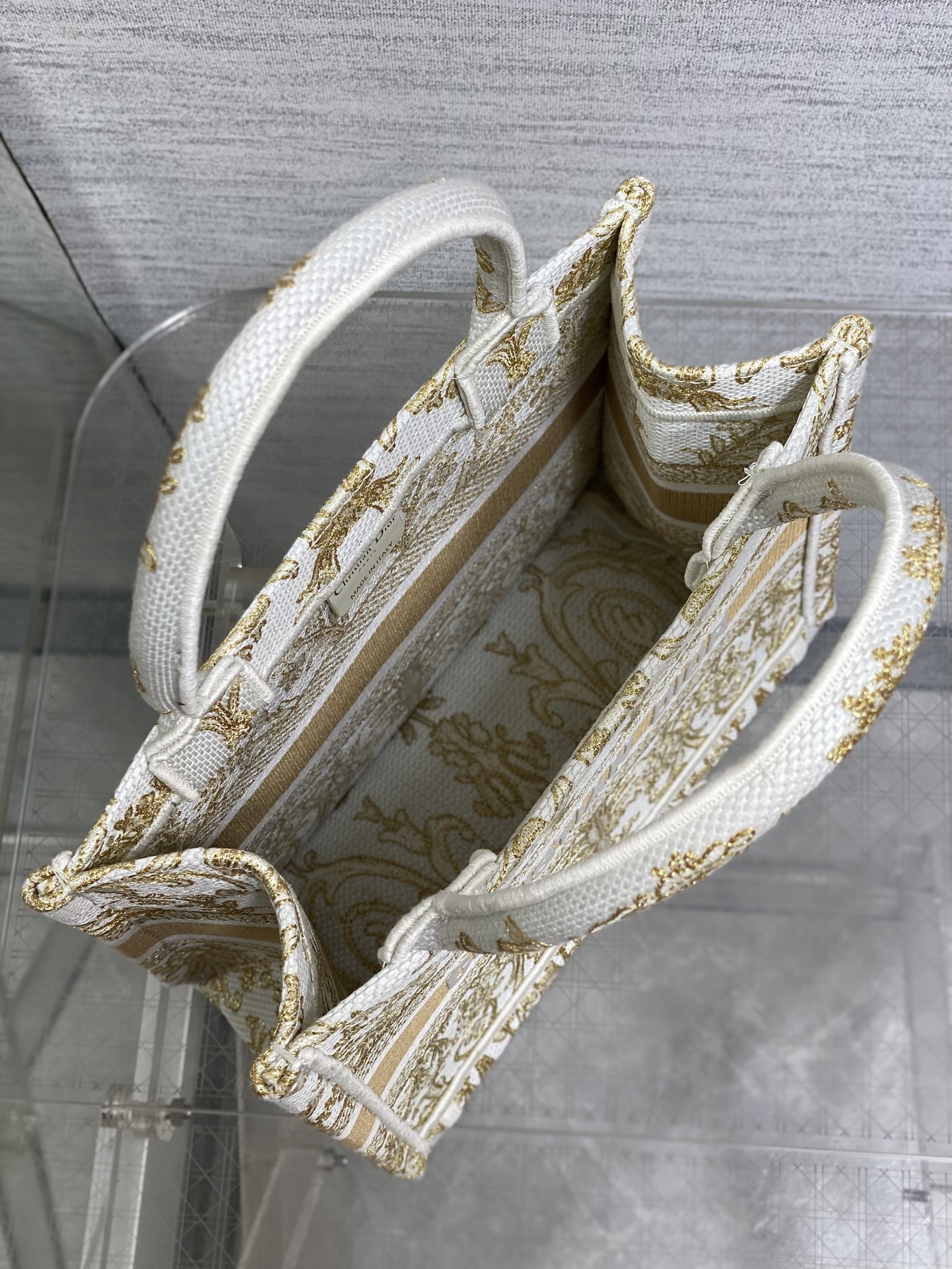 高仿Dior Book Tote 小號手提包 金白配色輕巧刺繡帆布設計| 8 高仿Dior Book Tote 小號手提包 金白配色輕巧刺繡帆布設計