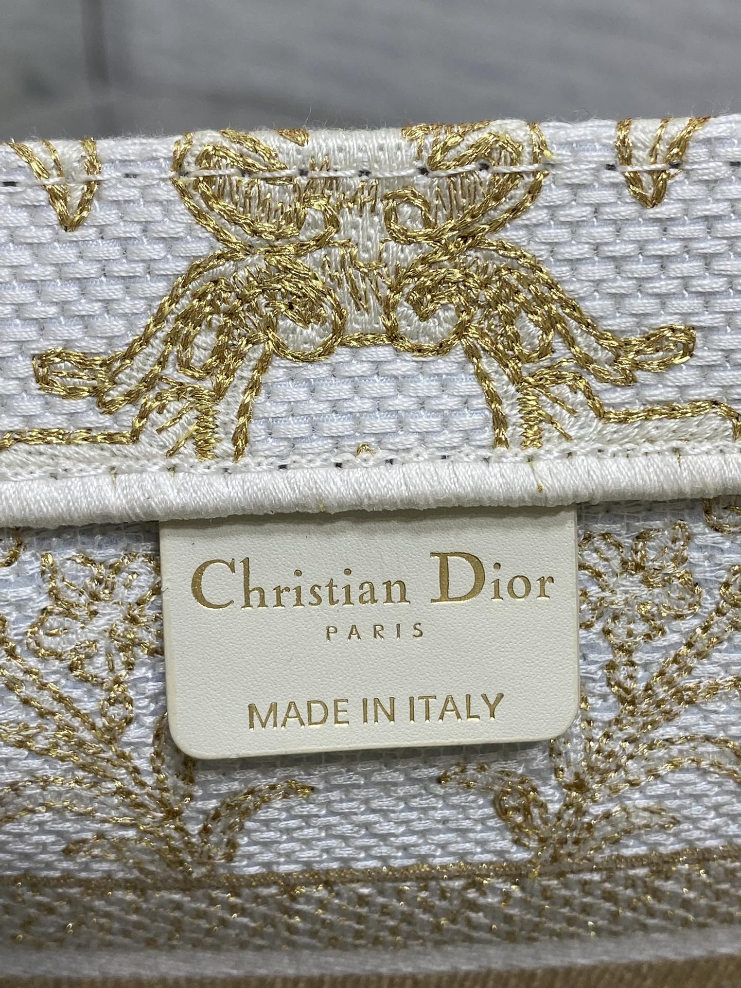 高仿Dior Book Tote 小號手提包 金白配色輕巧刺繡帆布設計| 7 高仿Dior Book Tote 小號手提包 金白配色輕巧刺繡帆布設計