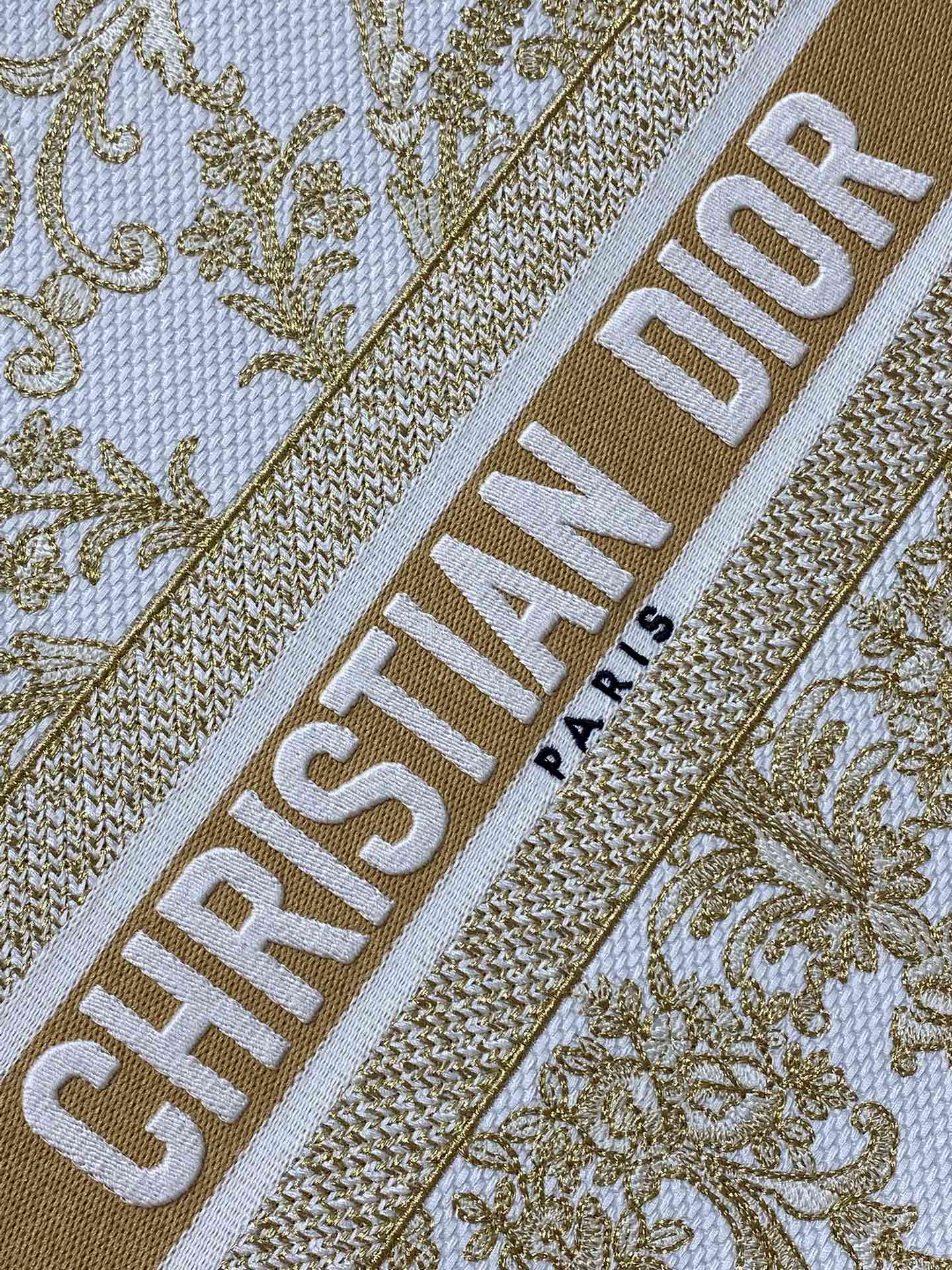 一比一Dior Book Tote 金白刺繡大尺寸托特包 商務通勤首選| 14 一比一Dior Book Tote 金白刺繡大尺寸托特包 商務通勤首選
