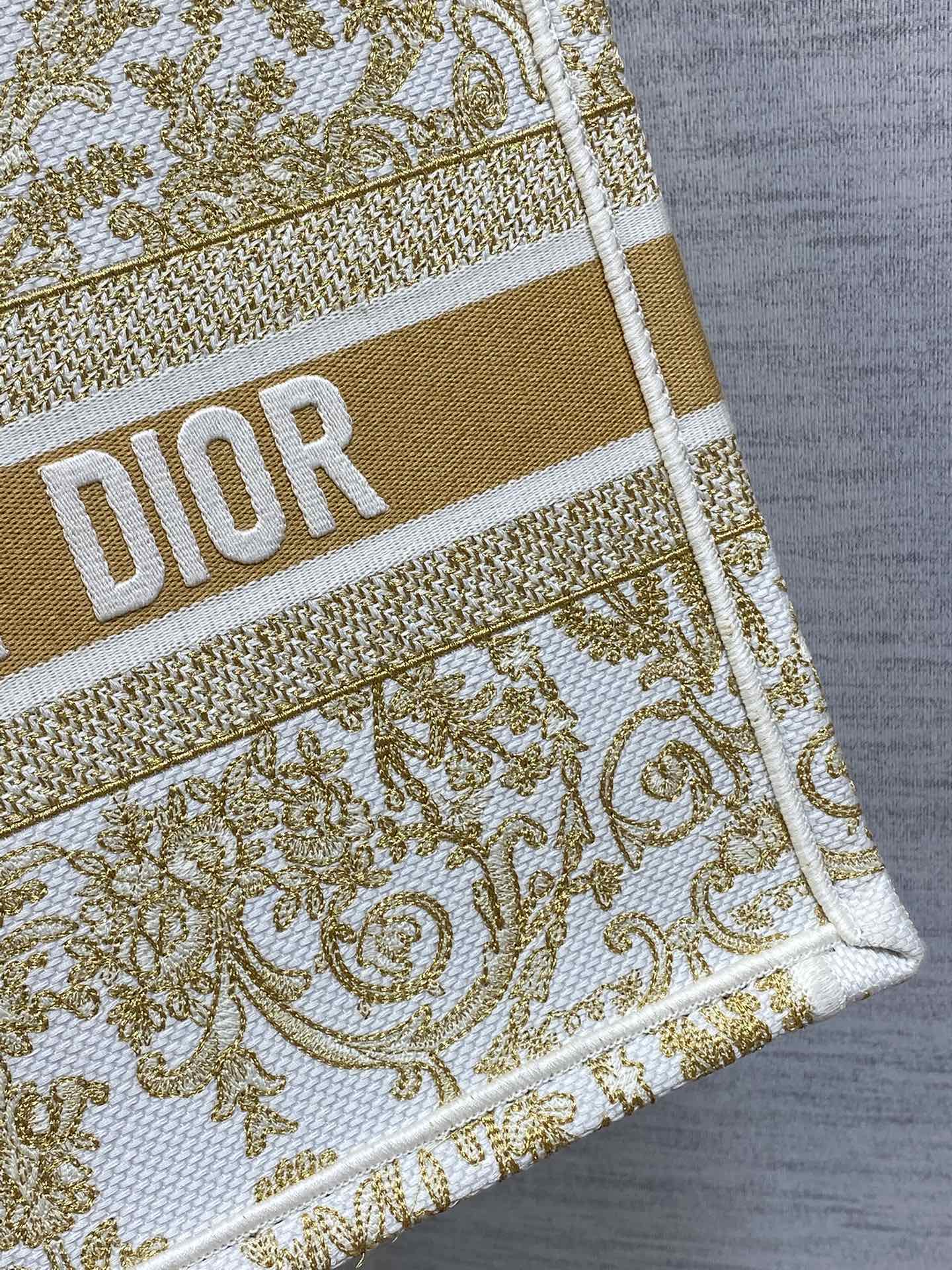 一比一Dior Book Tote 金白刺繡大尺寸托特包 商務通勤首選| 13 一比一Dior Book Tote 金白刺繡大尺寸托特包 商務通勤首選