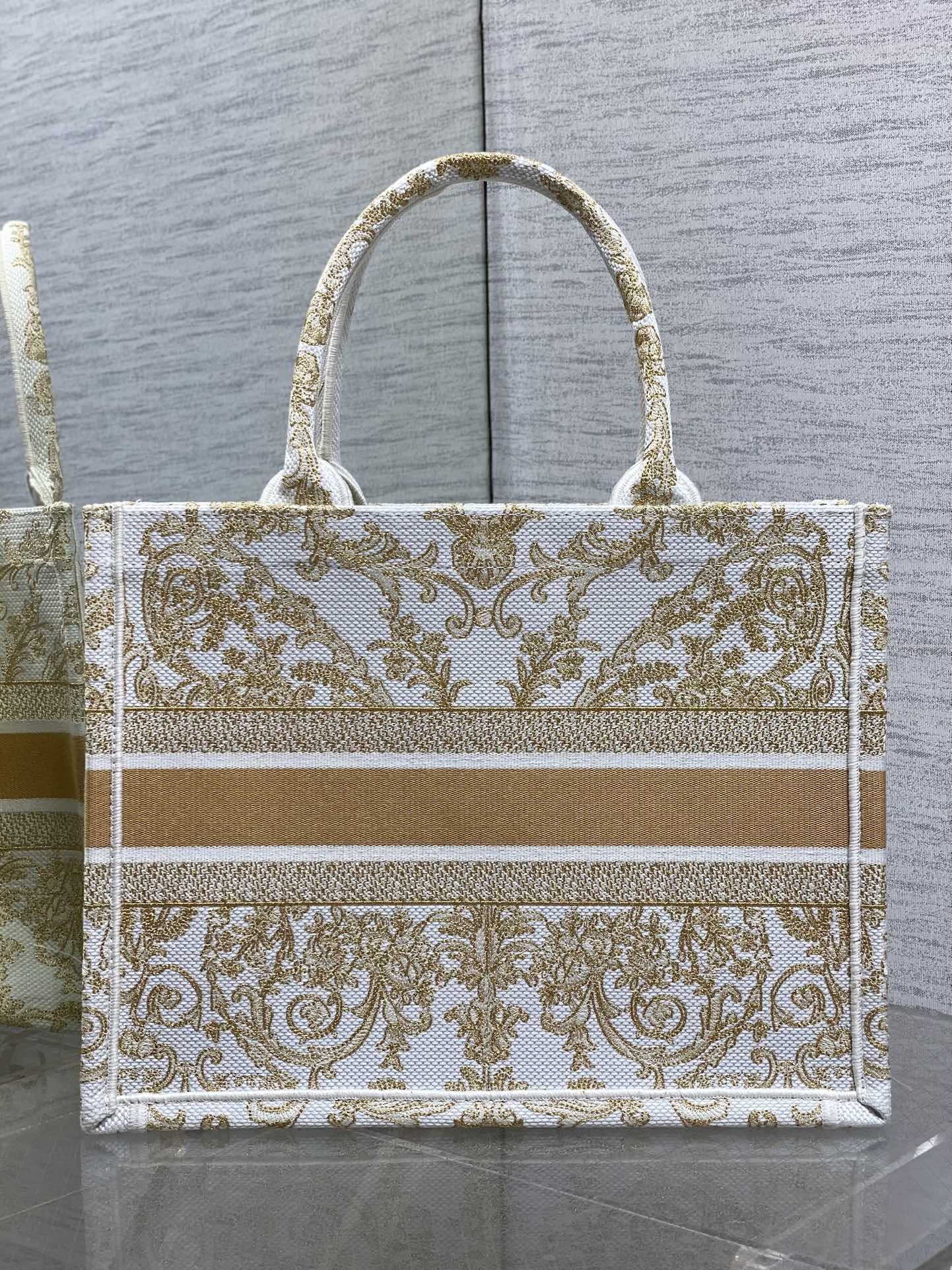 一比一Dior Book Tote 金白刺繡大尺寸托特包 商務通勤首選| 12 一比一Dior Book Tote 金白刺繡大尺寸托特包 商務通勤首選